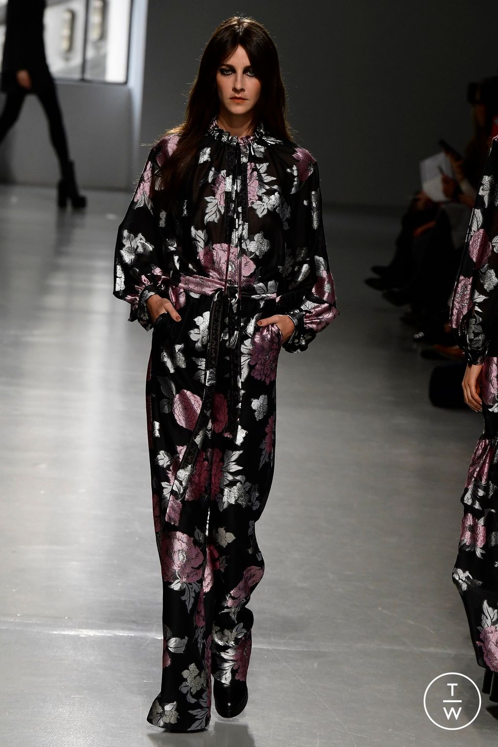 Fashion Week Paris Fall/Winter 2023 look 23 from the Leonard Paris collection womenswear