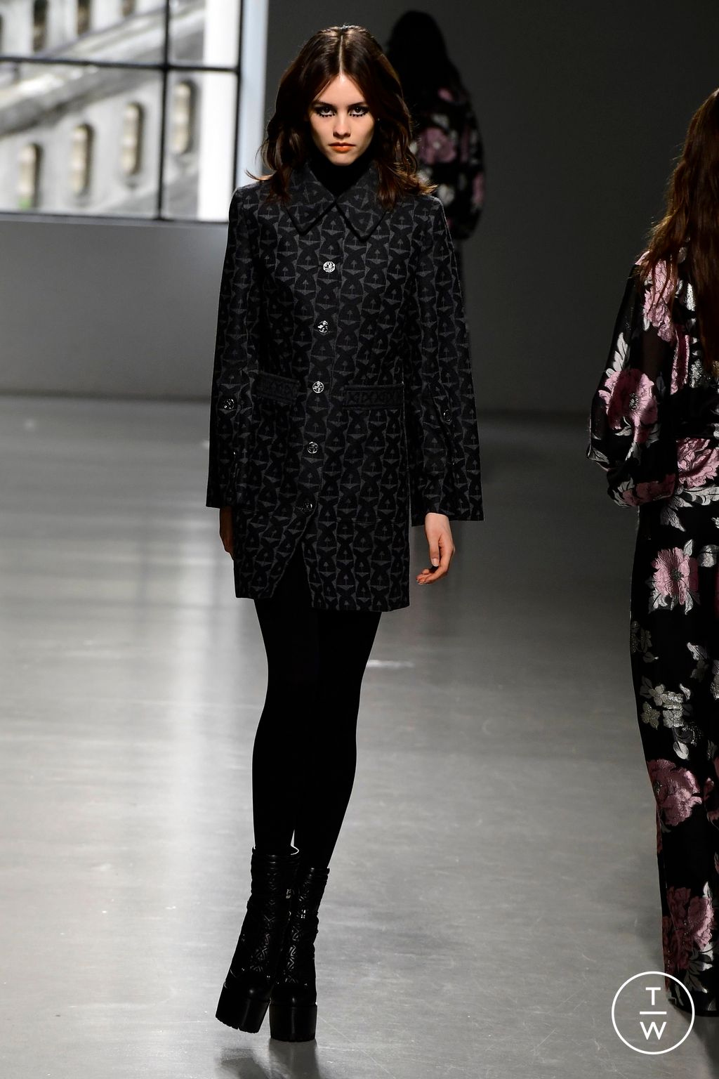 Fashion Week Paris Fall/Winter 2023 look 24 from the Leonard Paris collection 女装