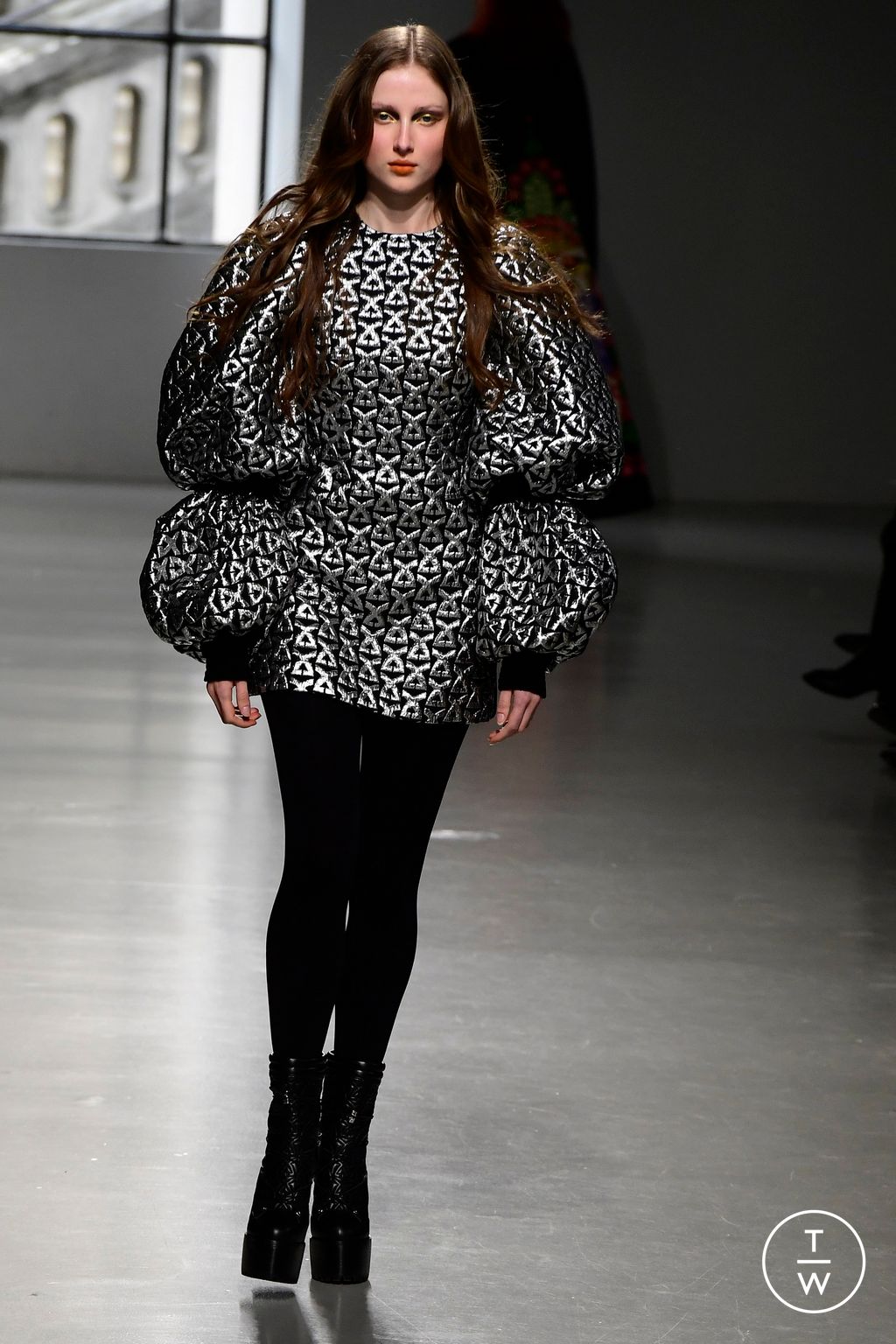 Fashion Week Paris Fall/Winter 2023 look 33 from the Leonard Paris collection 女装