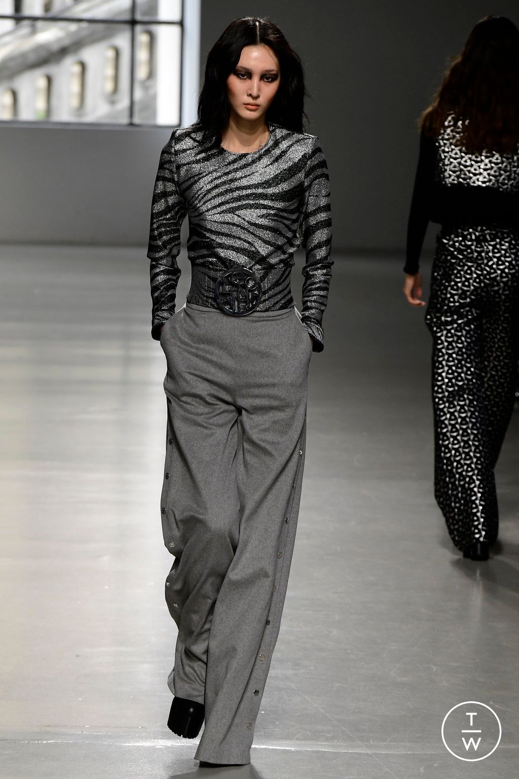 Fashion Week Paris Fall/Winter 2023 look 36 from the Leonard Paris collection 女装