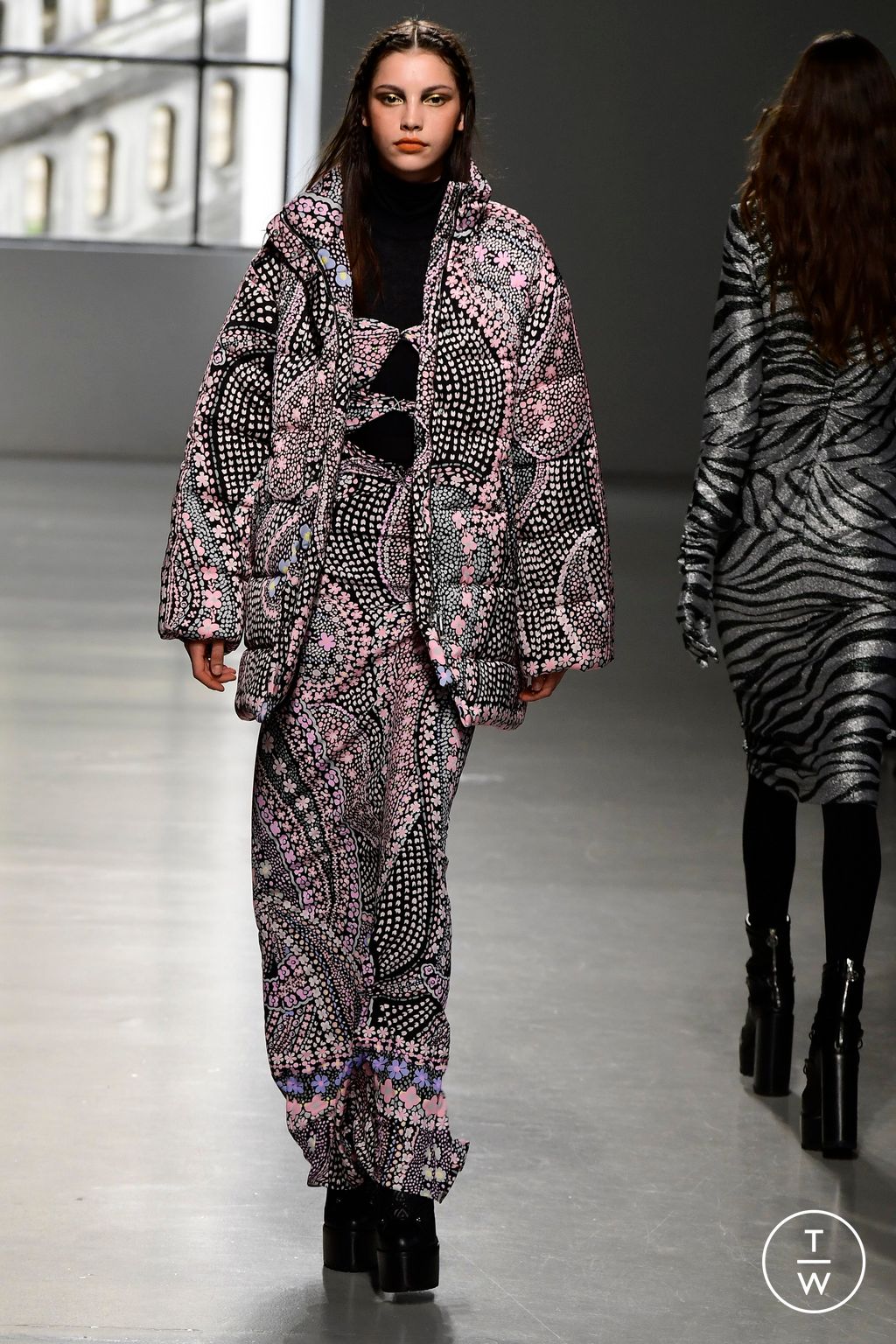 Fashion Week Paris Fall/Winter 2023 look 39 from the Leonard Paris collection 女装