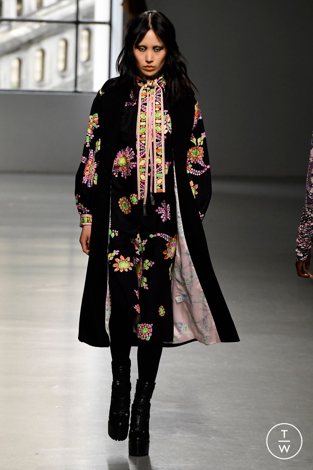 Fashion Week Paris Fall/Winter 2023 look 42 from the Leonard Paris collection 女装