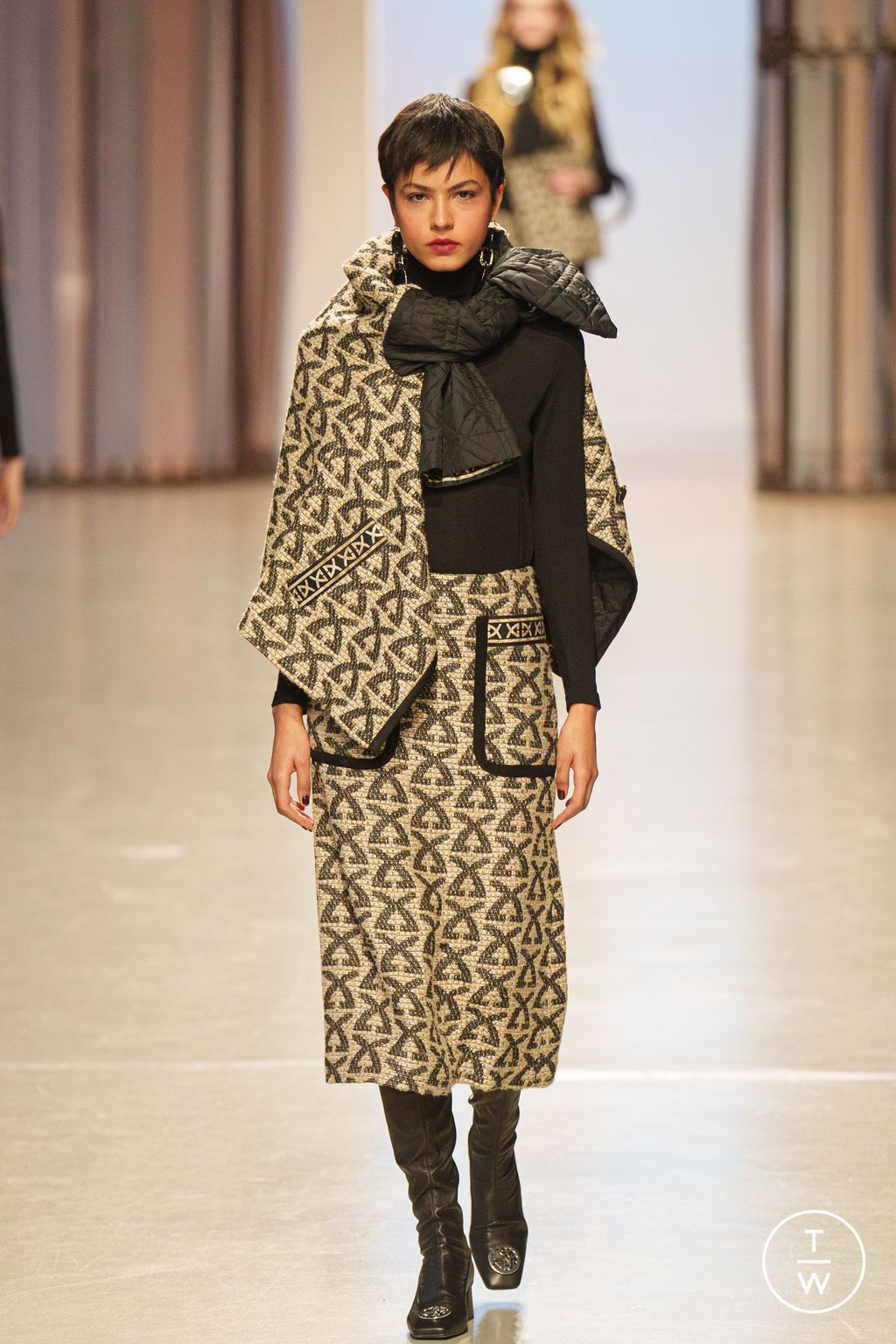 Fashion Week Paris Fall/Winter 2024 look 17 from the Leonard Paris collection 女装