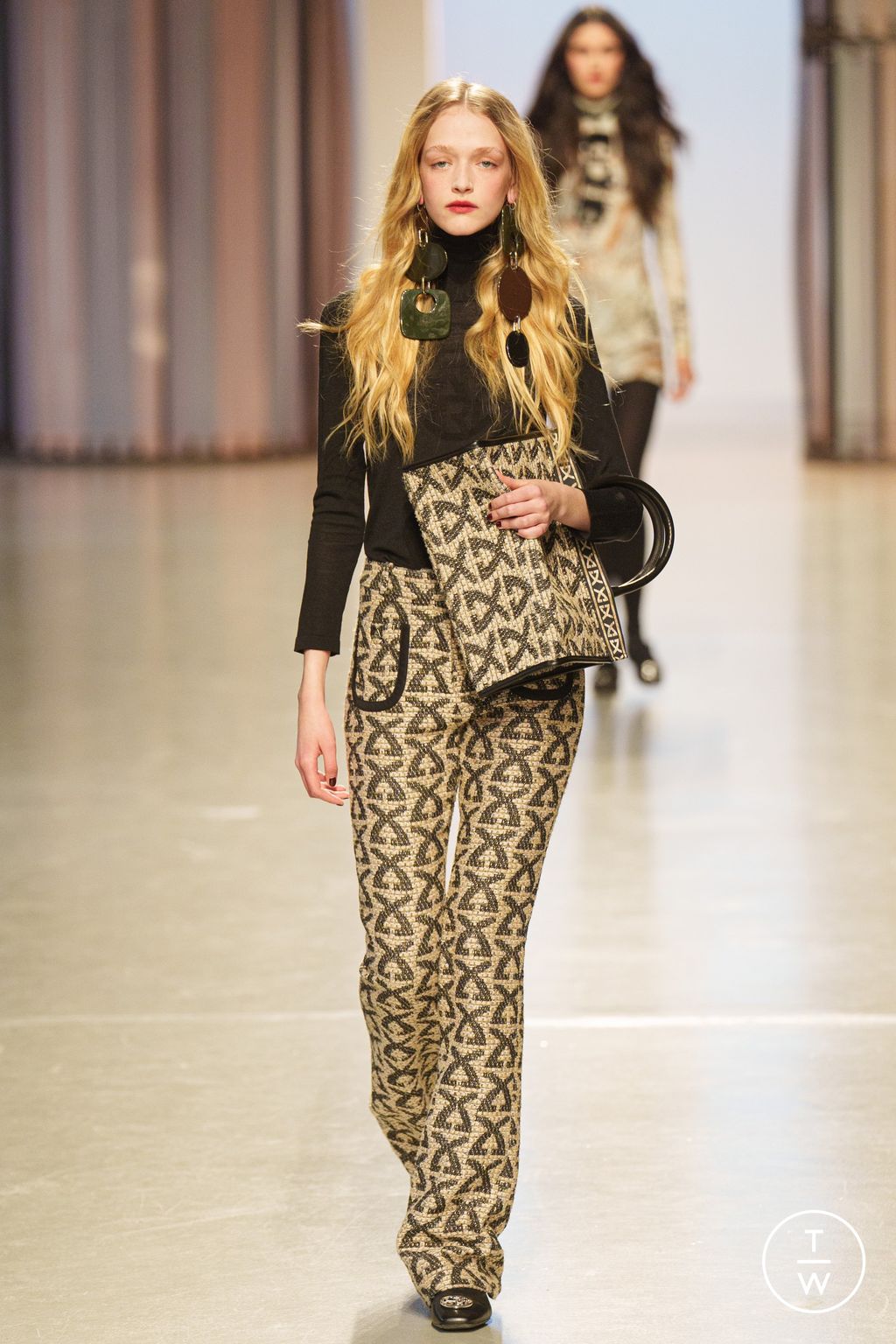 Fashion Week Paris Fall/Winter 2024 look 18 from the Leonard Paris collection 女装