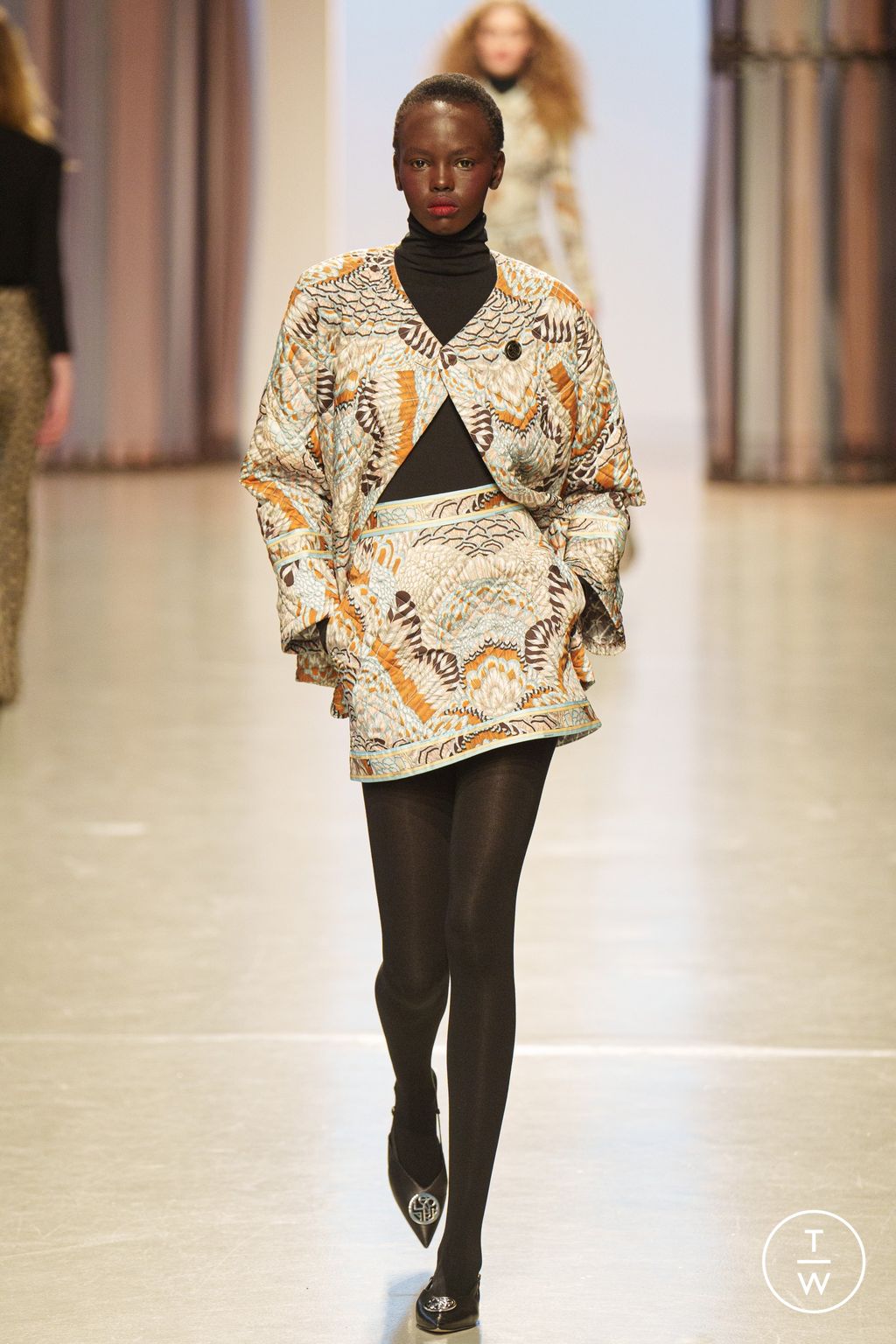 Fashion Week Paris Fall/Winter 2024 look 20 from the Leonard Paris collection womenswear