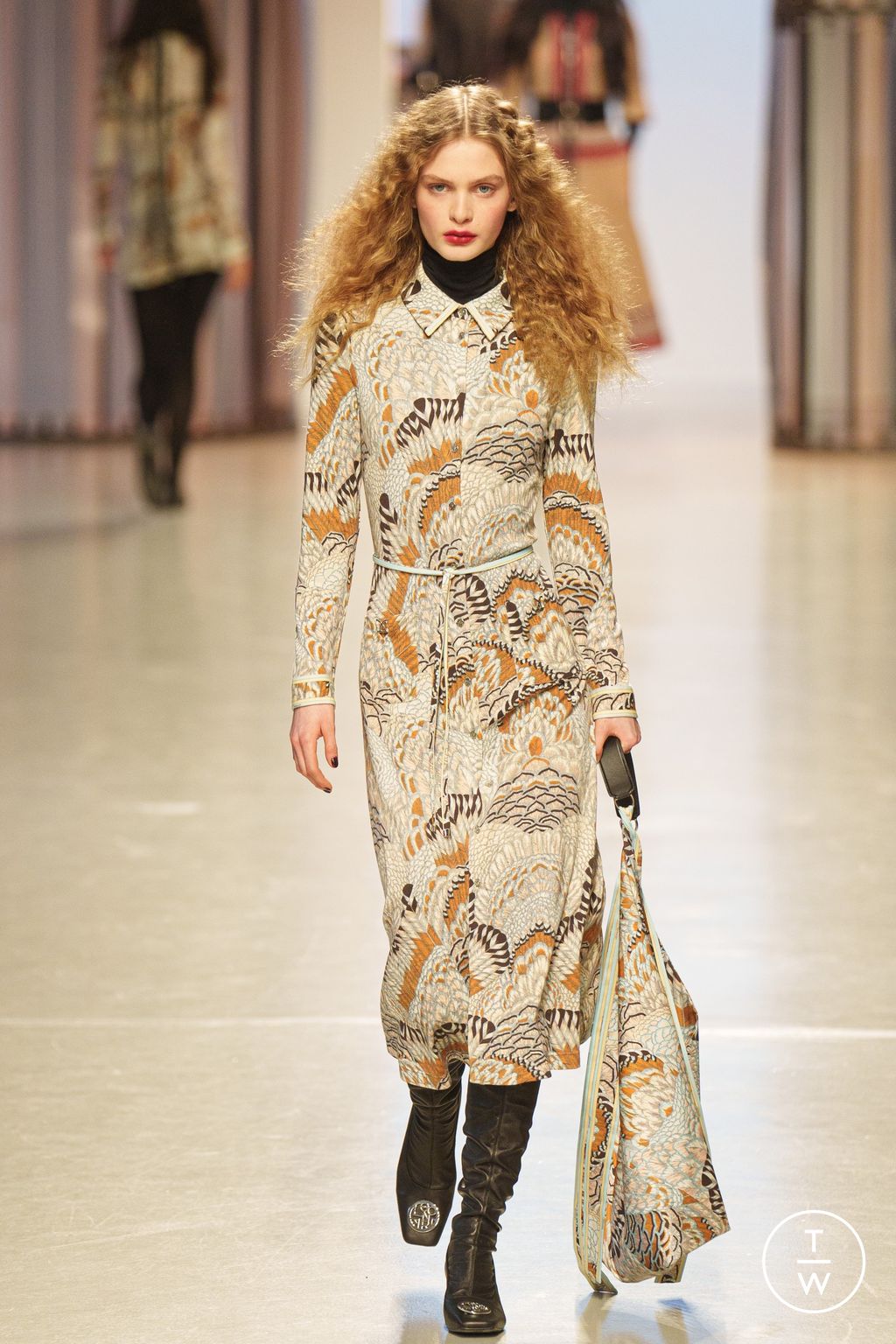 Fashion Week Paris Fall/Winter 2024 look 21 from the Leonard Paris collection womenswear