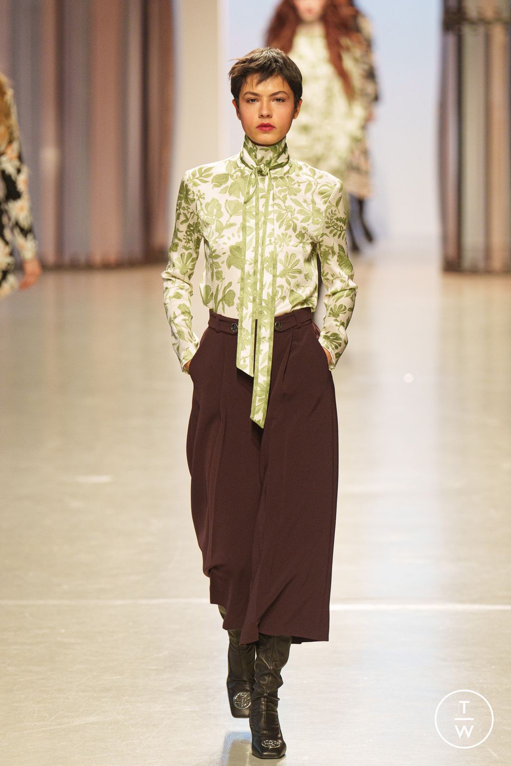 Fashion Week Paris Fall/Winter 2024 look 34 from the Leonard Paris collection 女装