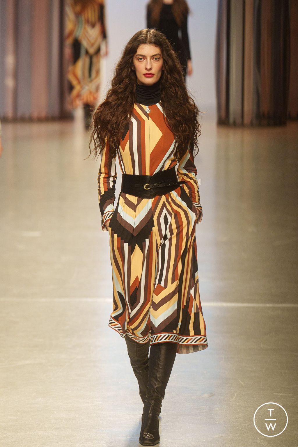 Fashion Week Paris Fall/Winter 2024 look 42 from the Leonard Paris collection womenswear