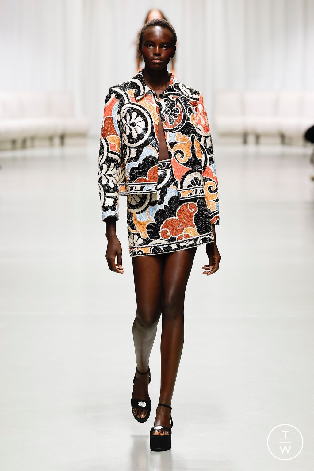Fashion Week Paris Spring/Summer 2025 look 1 from the Leonard Paris collection 女装