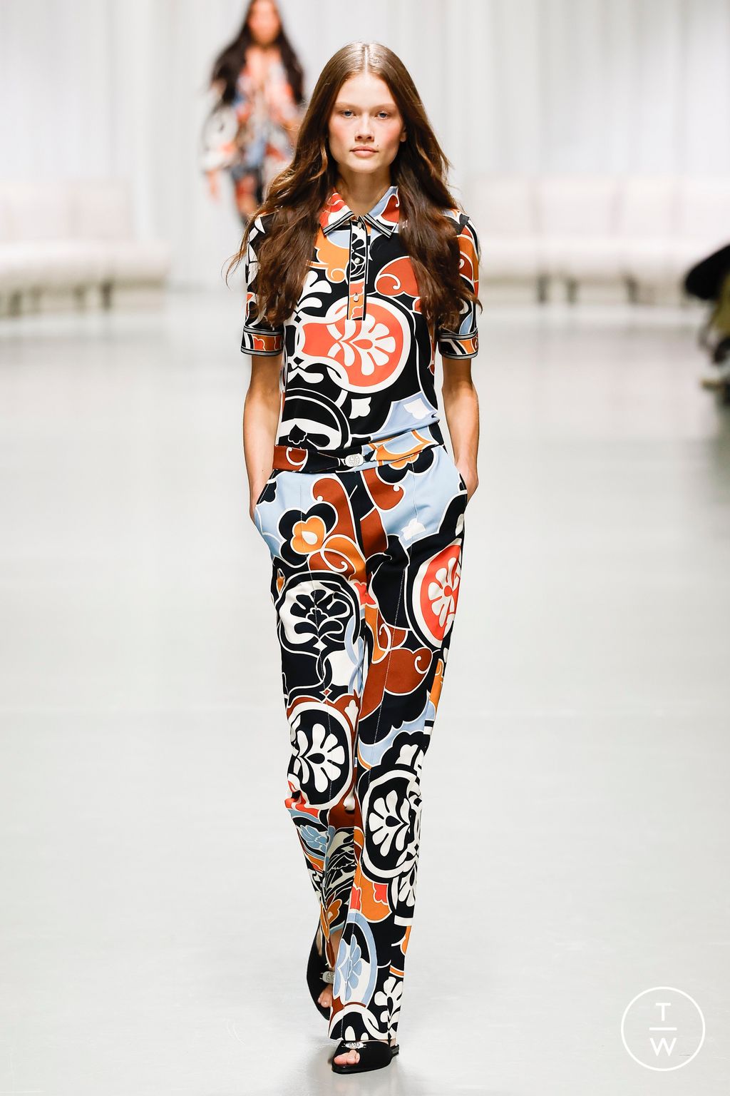 Fashion Week Paris Spring/Summer 2025 look 2 from the Leonard Paris collection 女装