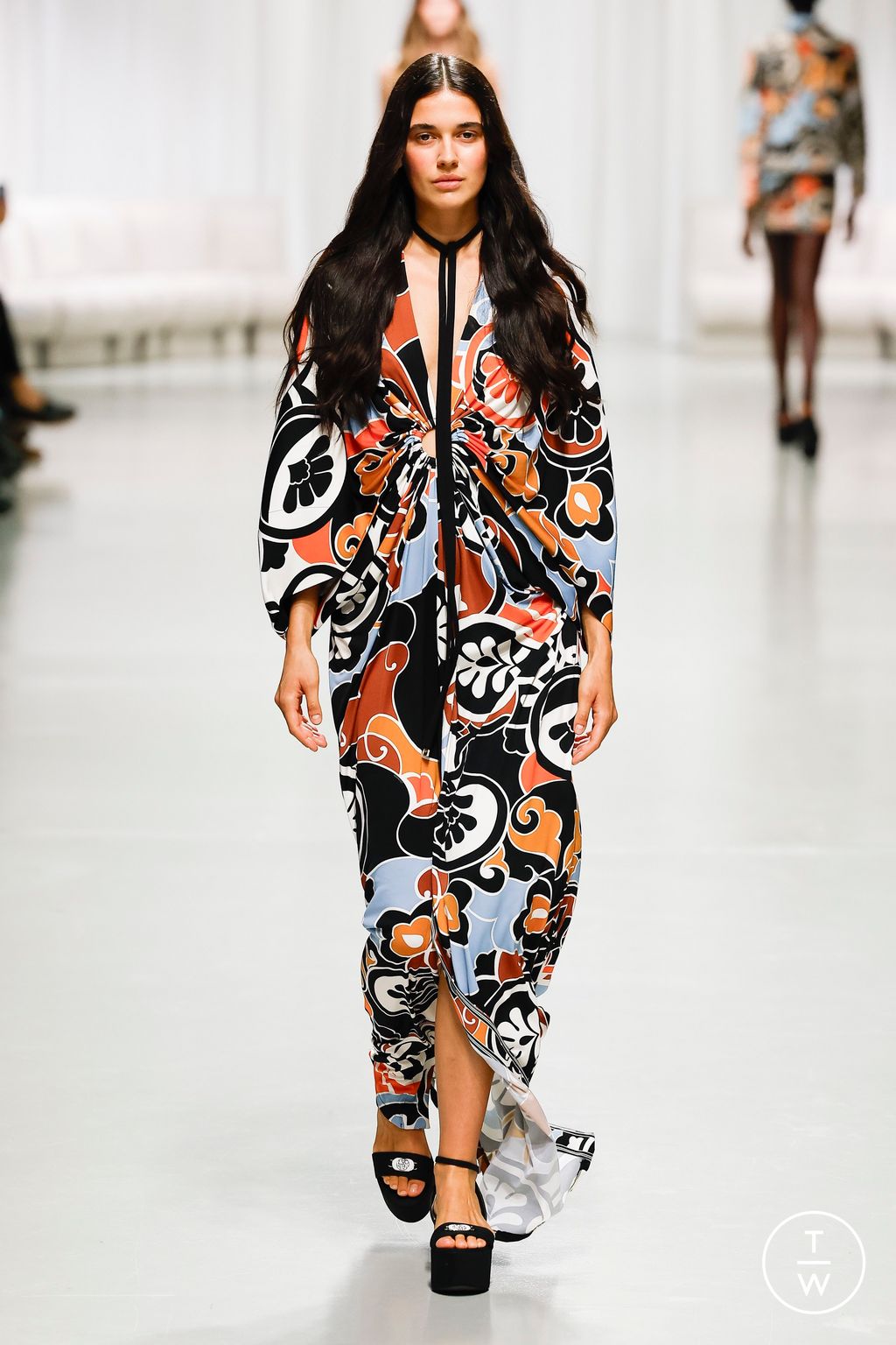Fashion Week Paris Spring/Summer 2025 look 3 from the Leonard Paris collection 女装