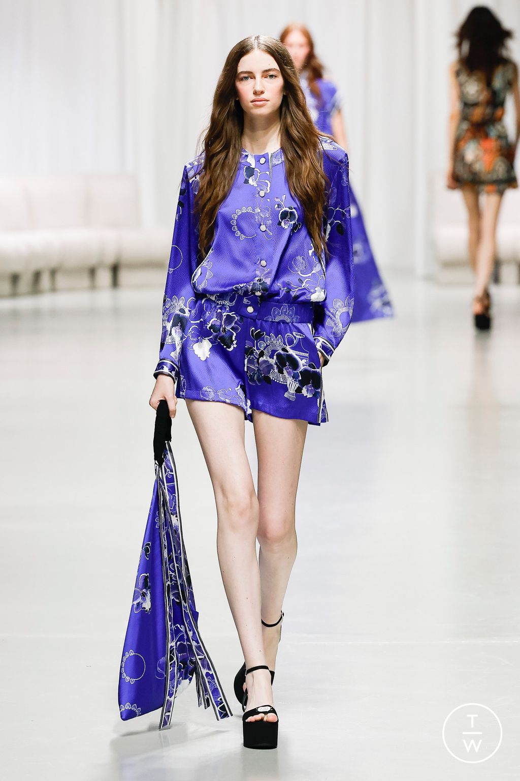 Fashion Week Paris Spring/Summer 2025 look 6 de la collection Leonard Paris womenswear