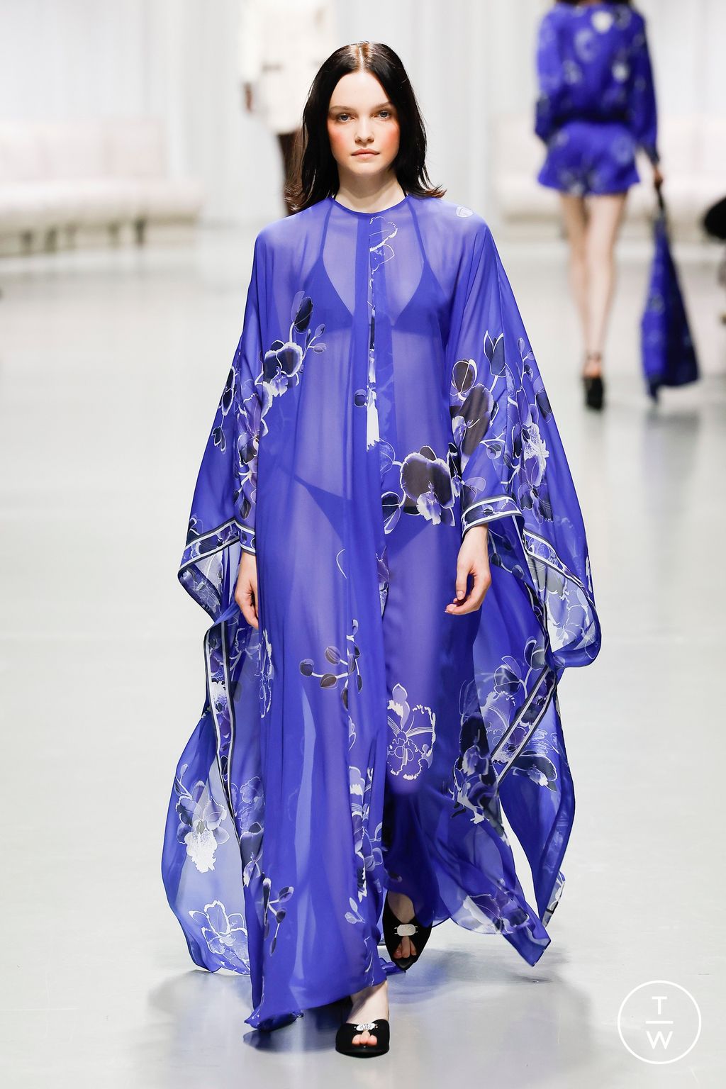 Fashion Week Paris Spring-Summer 2025 look 8 from the Leonard Paris collection 女装