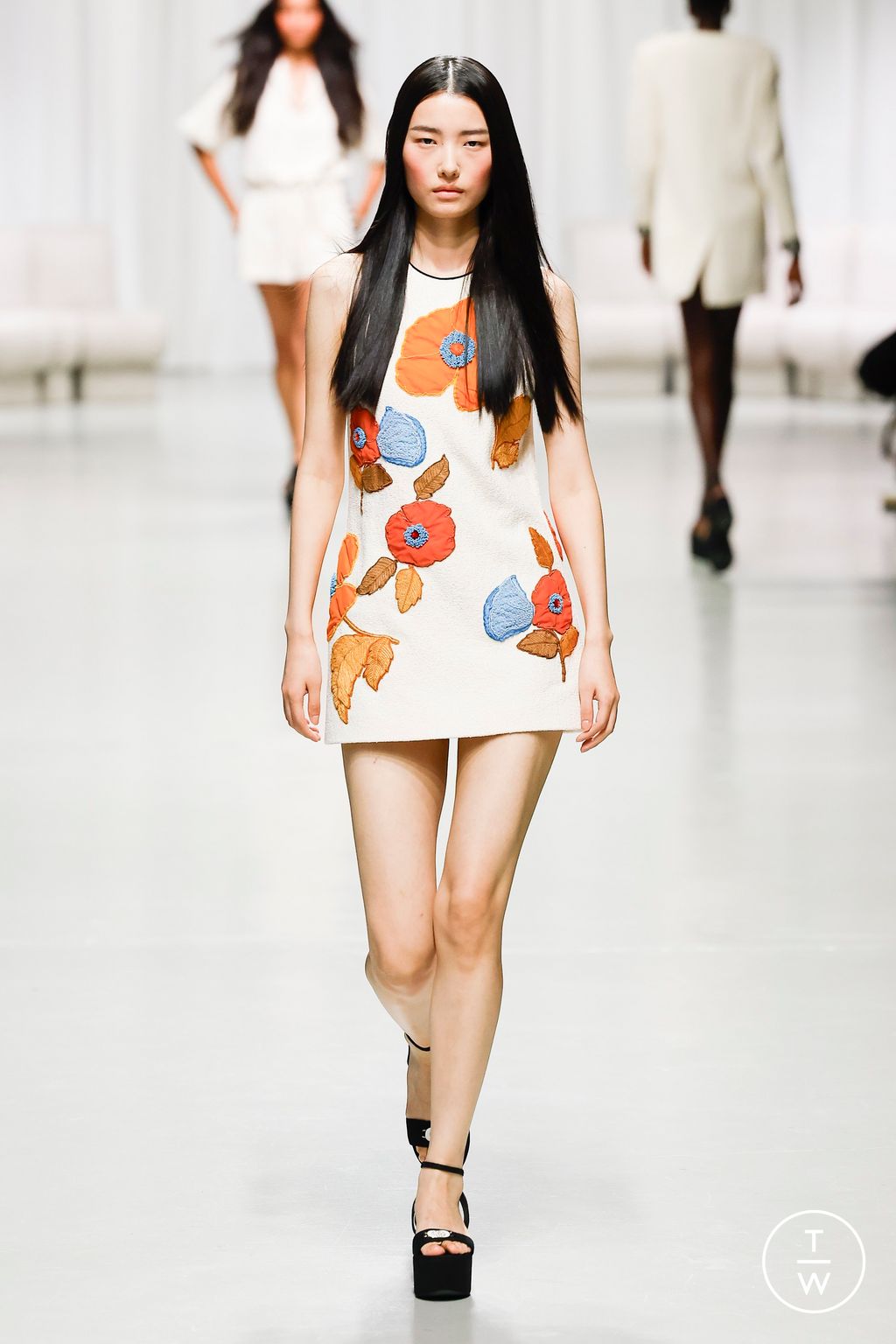 Fashion Week Paris Spring/Summer 2025 look 11 from the Leonard Paris collection 女装