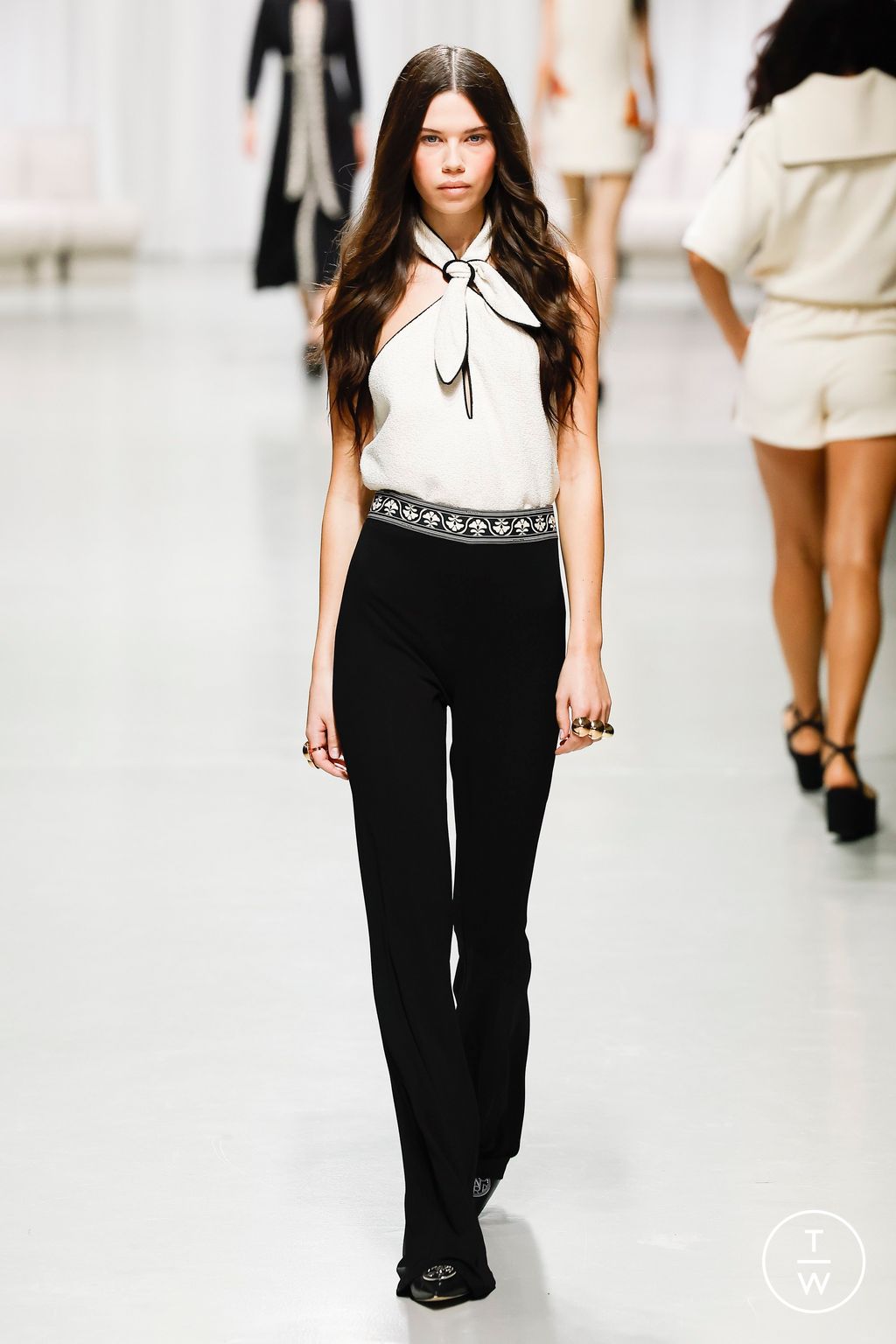 Fashion Week Paris Spring/Summer 2025 look 13 from the Leonard Paris collection 女装