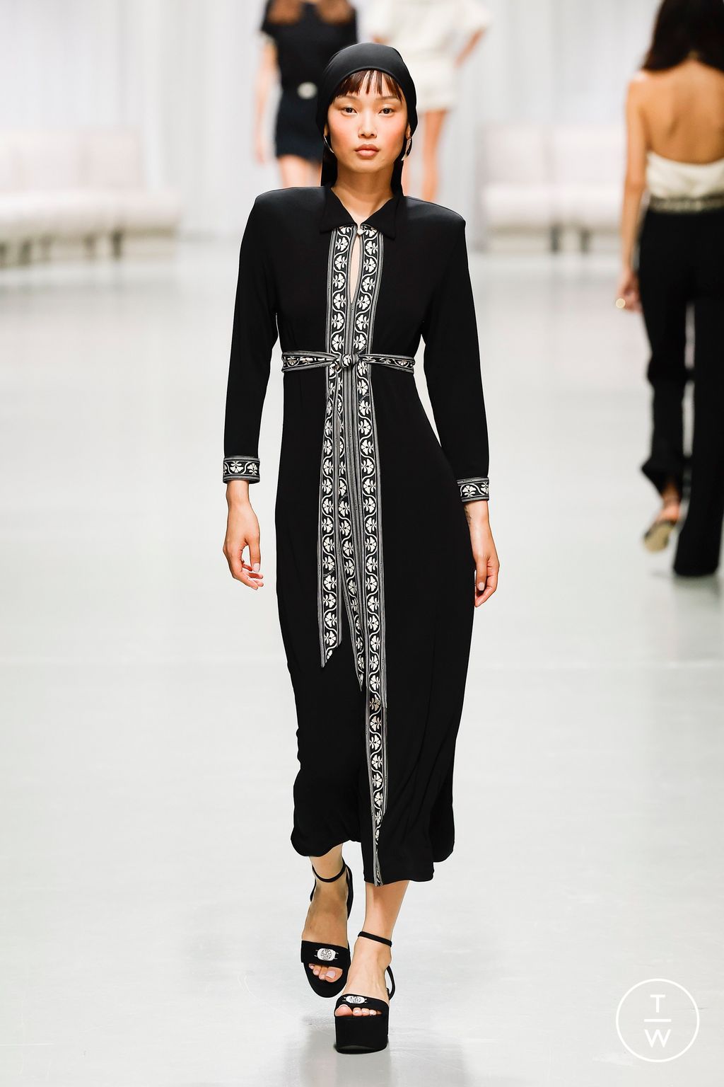 Fashion Week Paris Spring/Summer 2025 look 14 from the Leonard Paris collection 女装