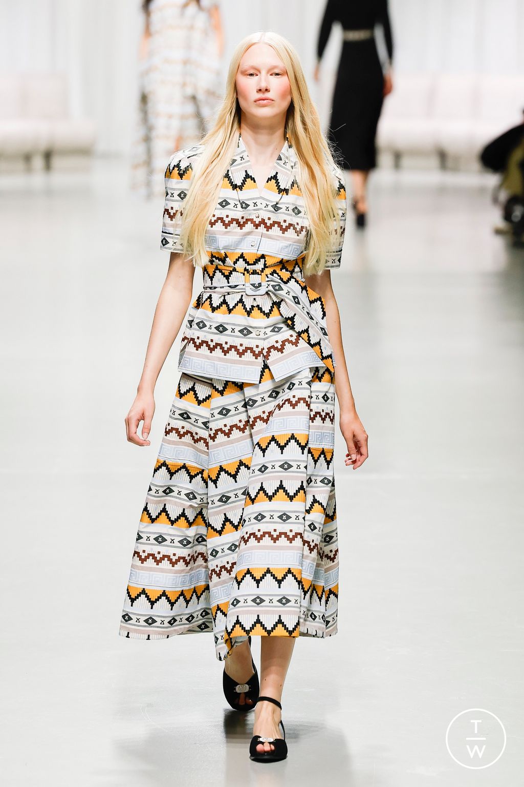 Fashion Week Paris Spring/Summer 2025 look 16 from the Leonard Paris collection 女装