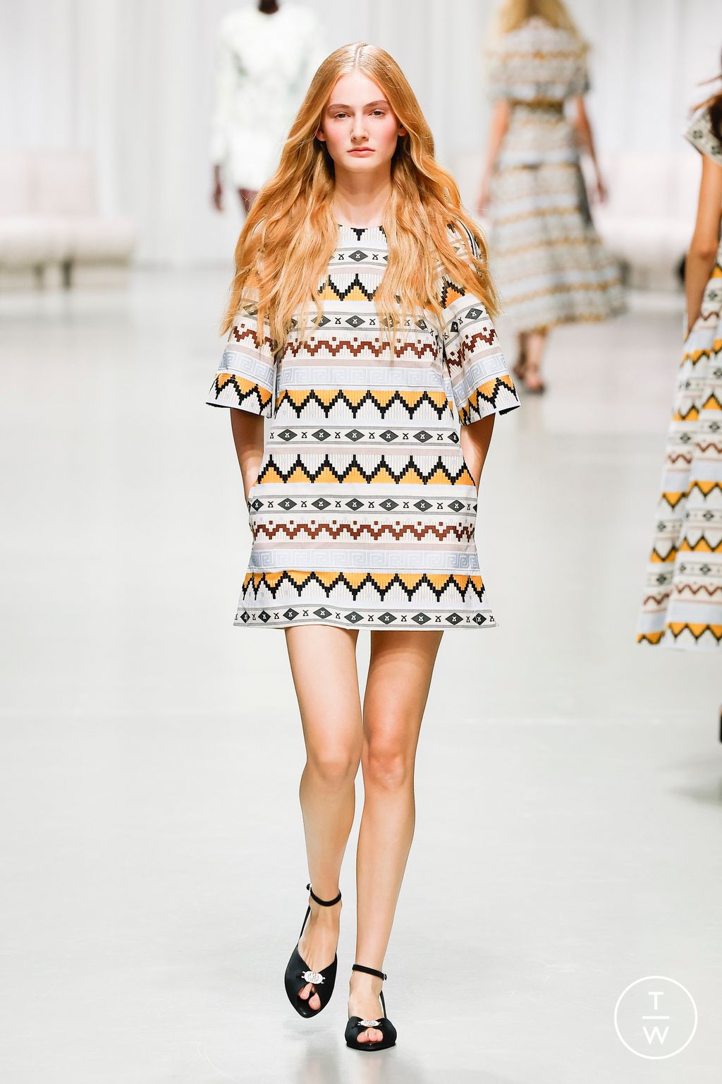 Fashion Week Paris Spring/Summer 2025 look 18 from the Leonard Paris collection 女装