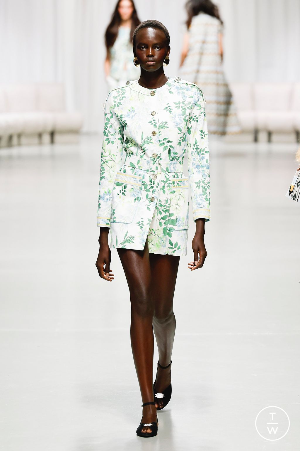 Fashion Week Paris Spring/Summer 2025 look 19 from the Leonard Paris collection 女装