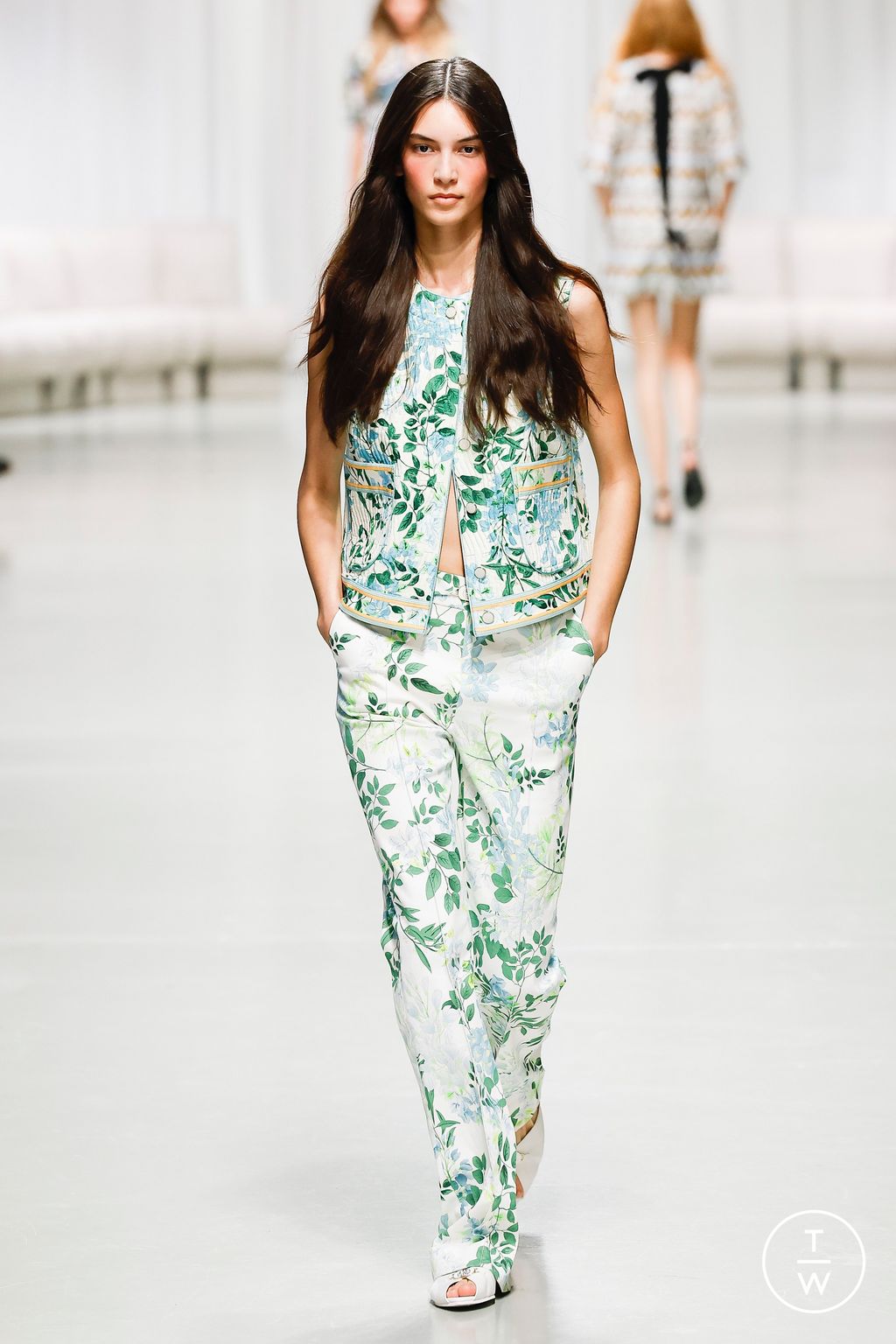 Fashion Week Paris Spring/Summer 2025 look 20 from the Leonard Paris collection 女装