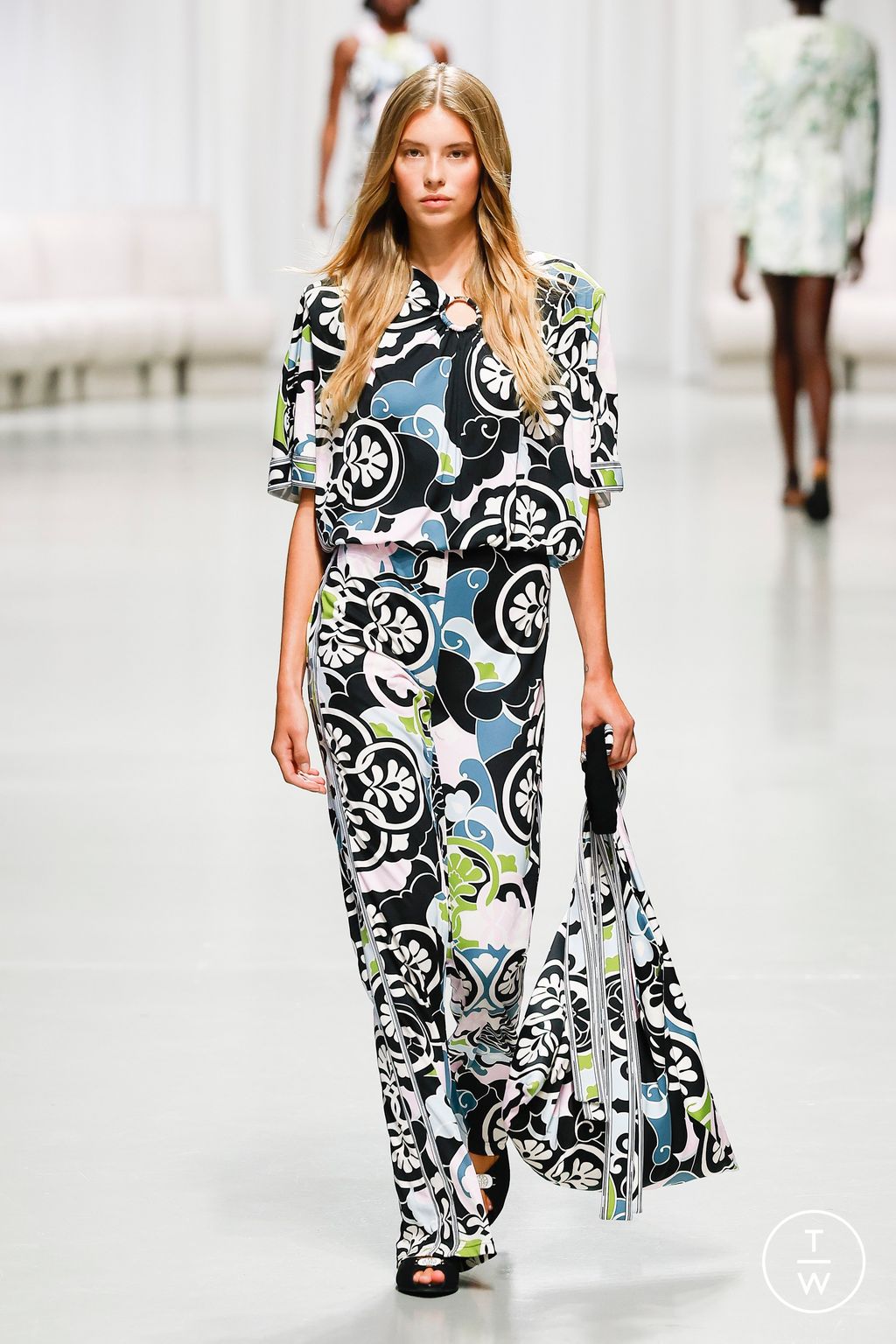 Fashion Week Paris Spring/Summer 2025 look 21 from the Leonard Paris collection 女装