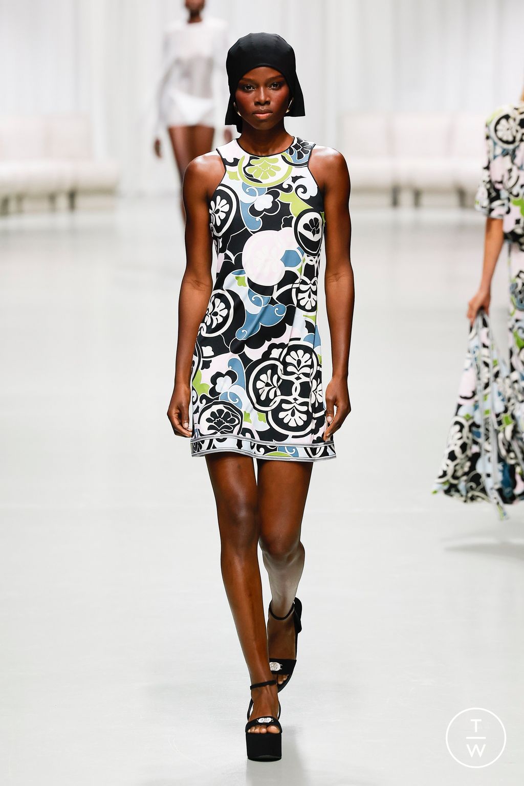 Fashion Week Paris Spring/Summer 2025 look 22 from the Leonard Paris collection 女装