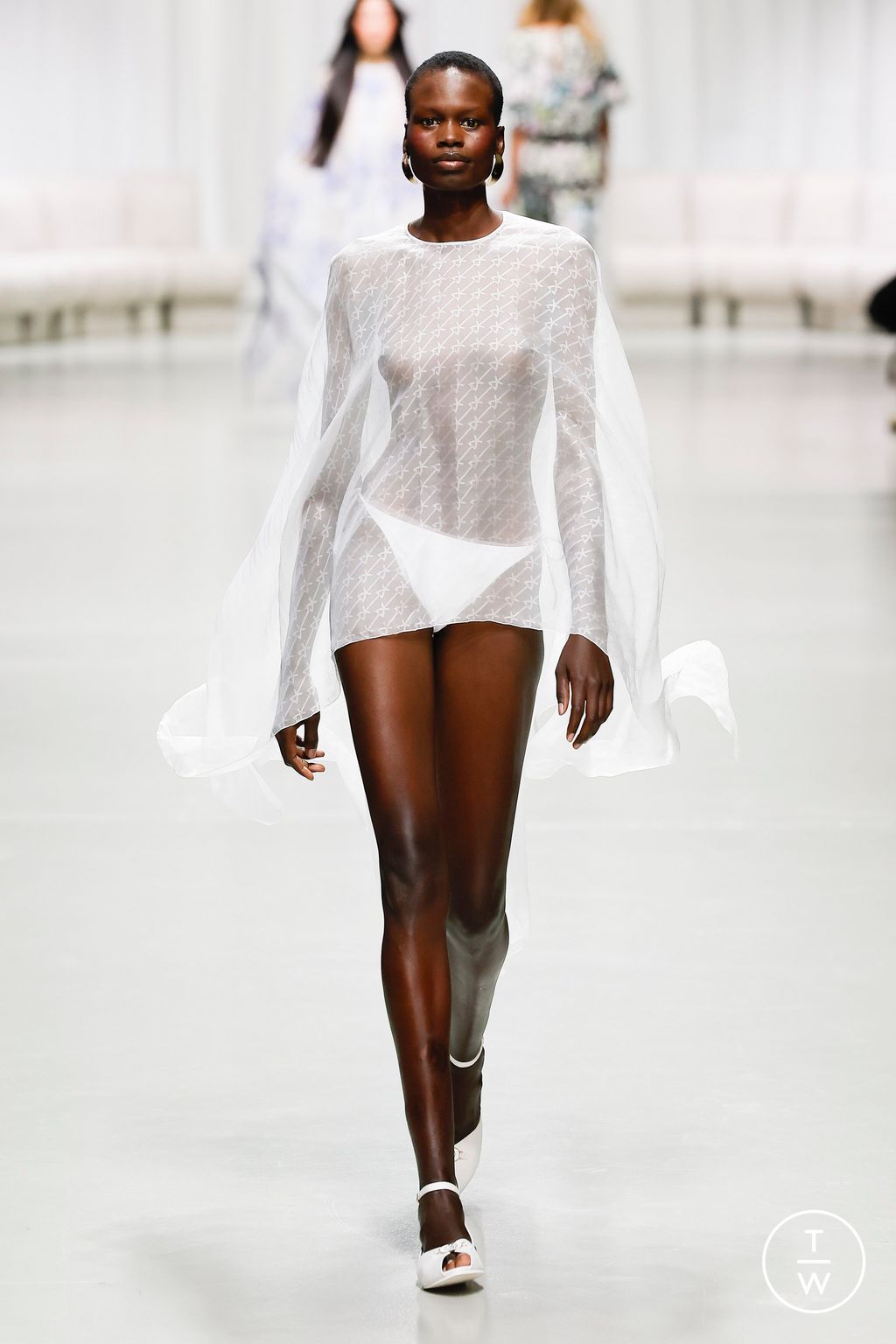 Fashion Week Paris Spring/Summer 2025 look 23 from the Leonard Paris collection 女装