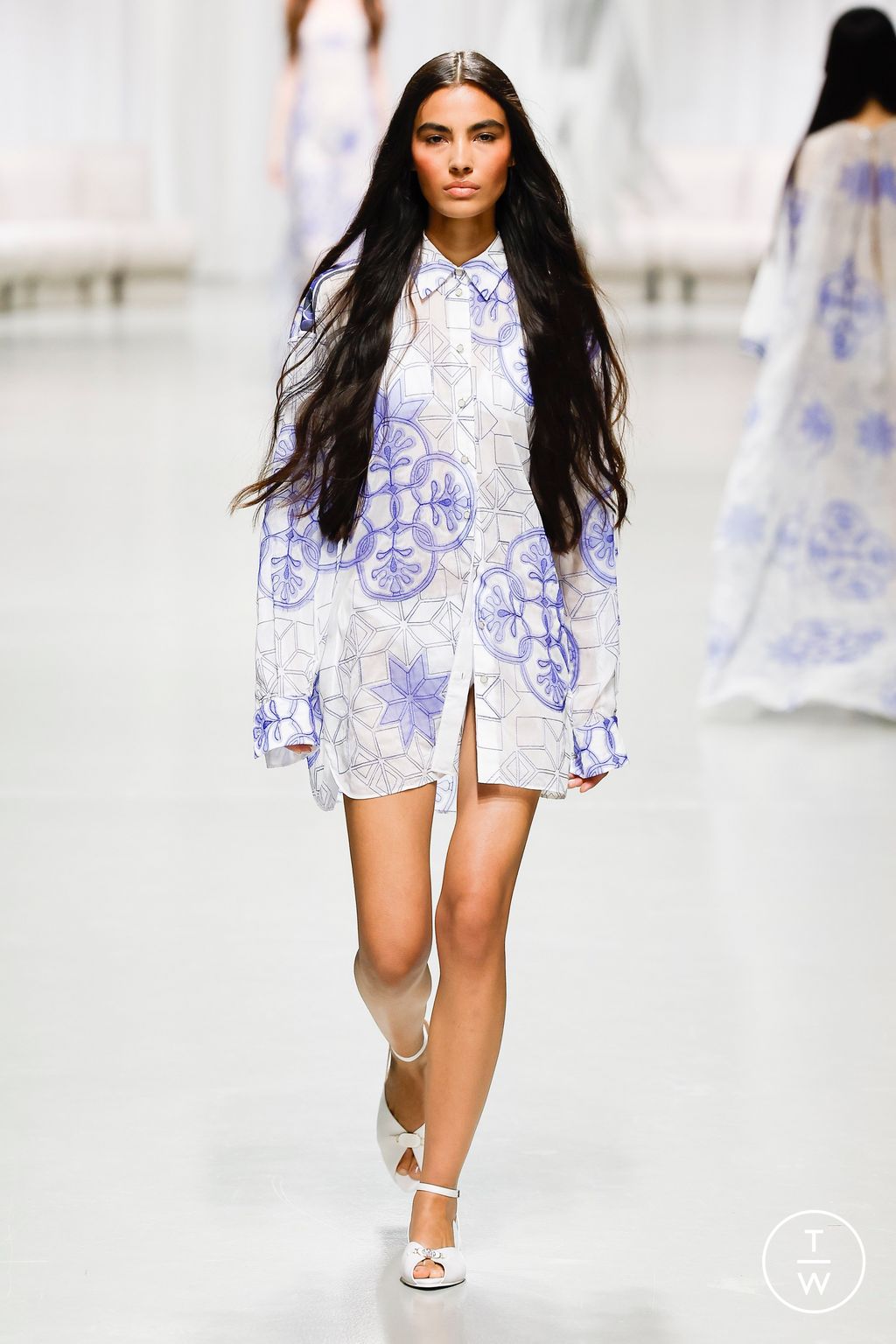 Fashion Week Paris Spring/Summer 2025 look 25 from the Leonard Paris collection 女装