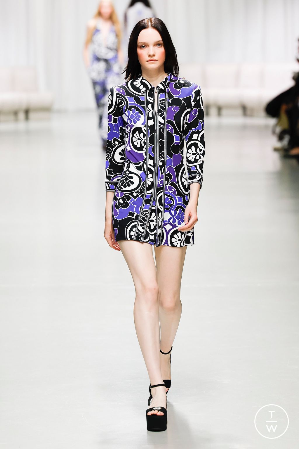 Fashion Week Paris Spring/Summer 2025 look 27 from the Leonard Paris collection 女装