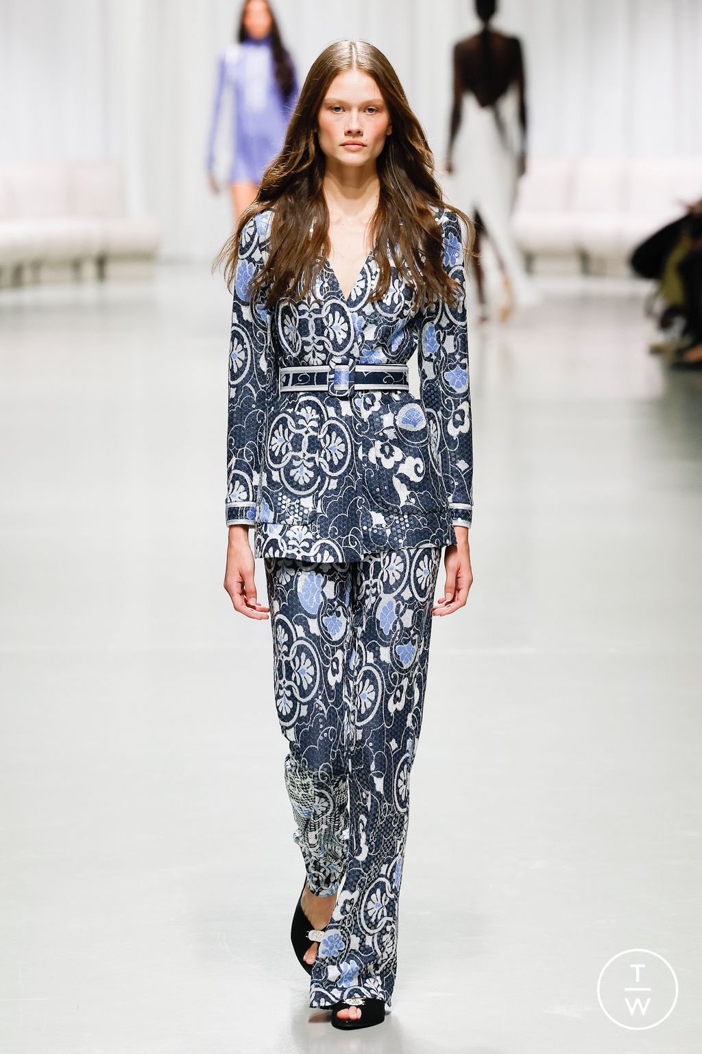Fashion Week Paris Spring/Summer 2025 look 31 from the Leonard Paris collection 女装