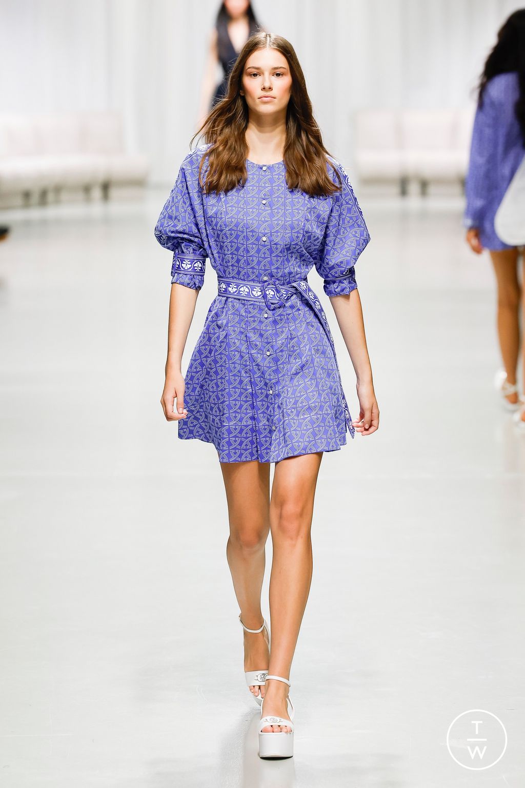 Fashion Week Paris Spring/Summer 2025 look 33 from the Leonard Paris collection 女装