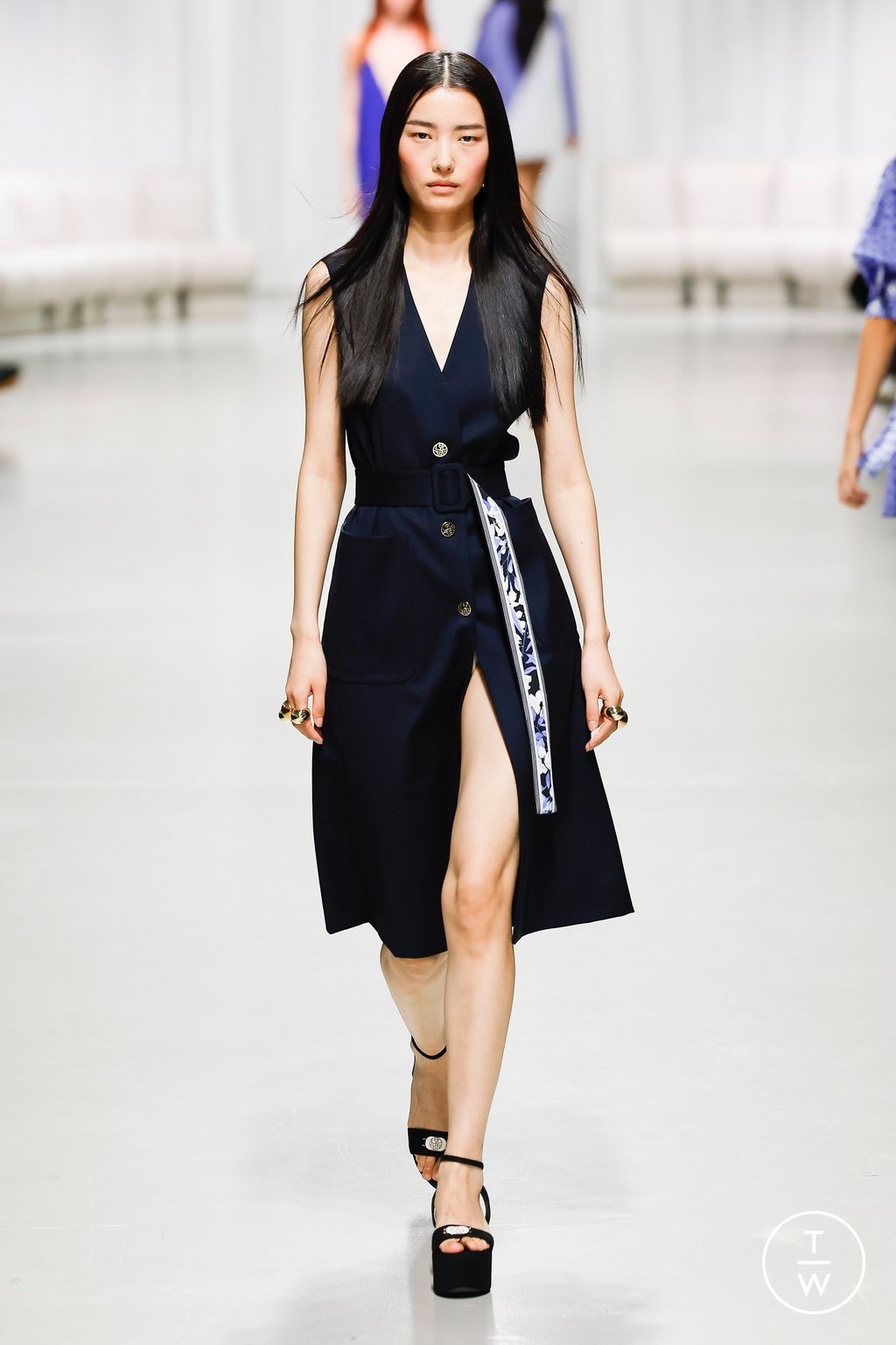 Fashion Week Paris Spring/Summer 2025 look 34 from the Leonard Paris collection 女装