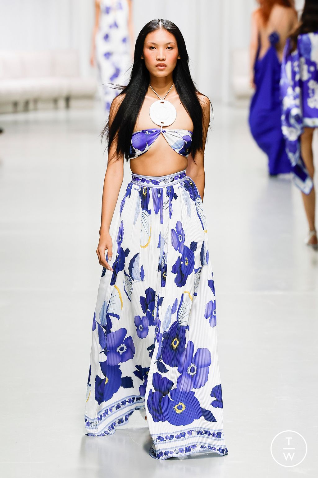 Fashion Week Paris Spring/Summer 2025 look 37 from the Leonard Paris collection 女装