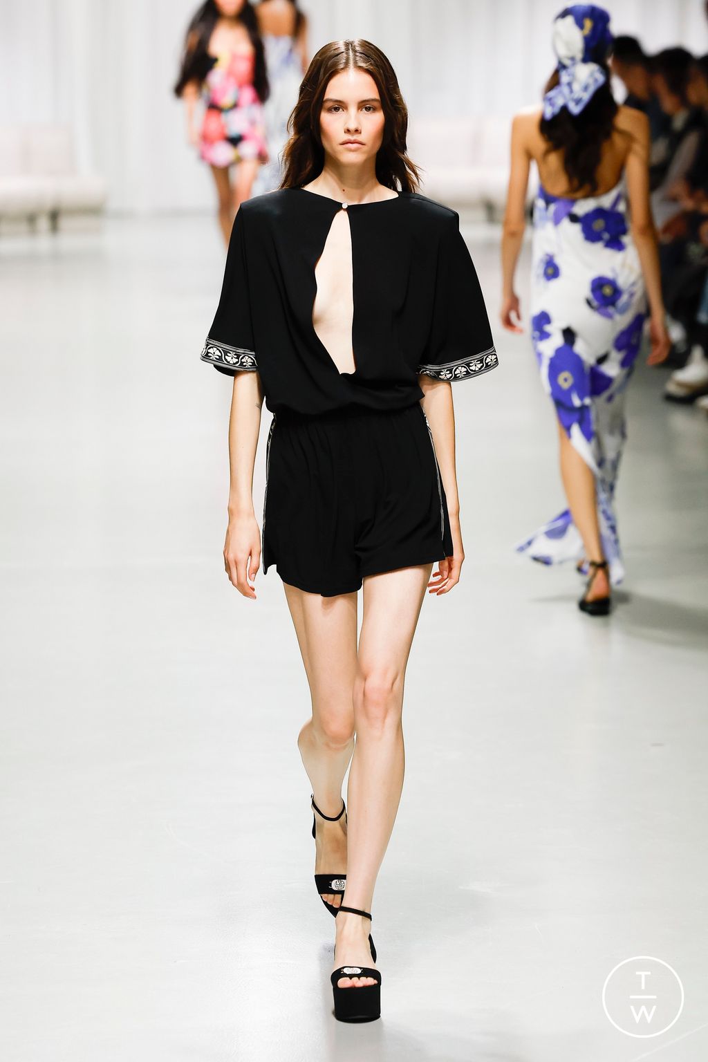 Fashion Week Paris Spring/Summer 2025 look 39 de la collection Leonard Paris womenswear