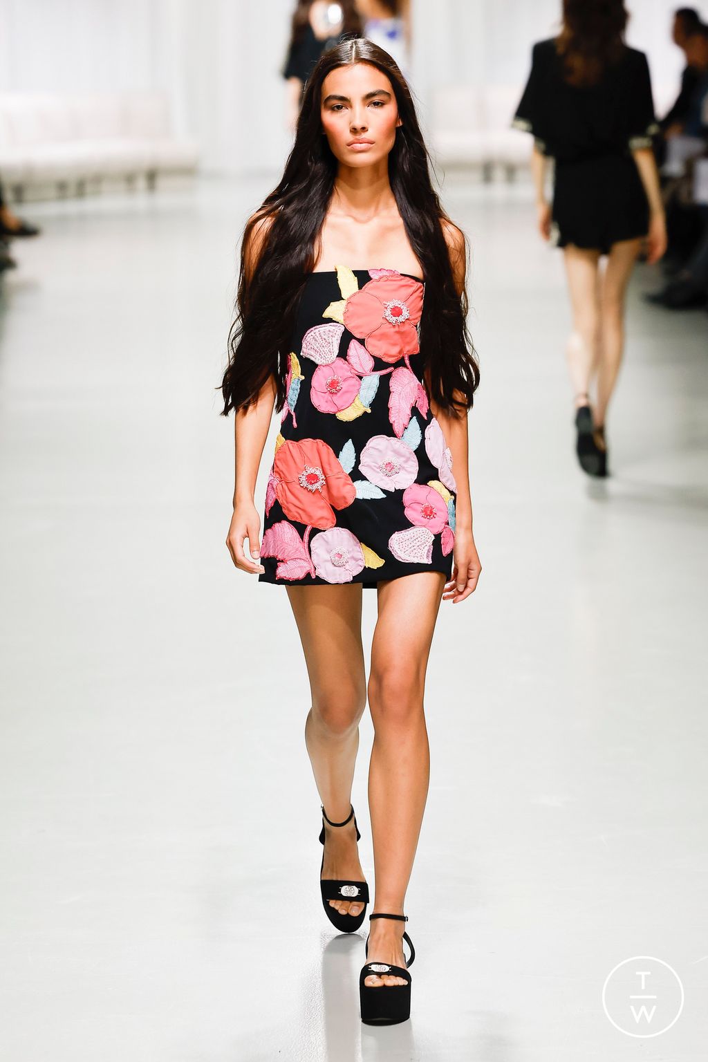 Fashion Week Paris Spring/Summer 2025 look 40 from the Leonard Paris collection 女装