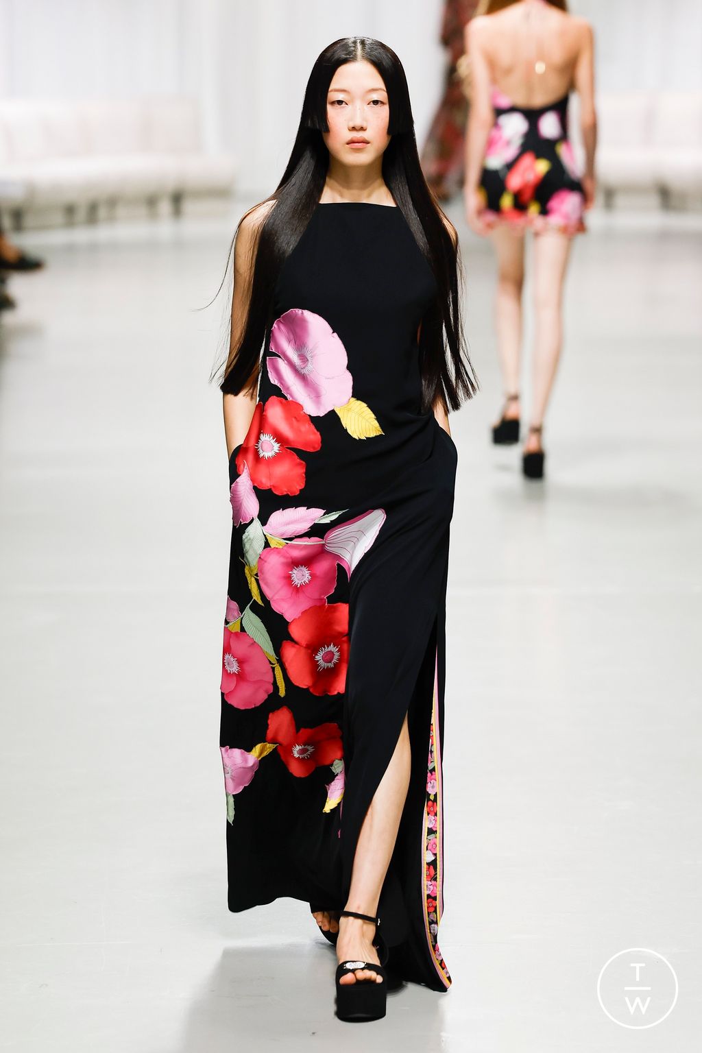 Fashion Week Paris Spring/Summer 2025 look 46 from the Leonard Paris collection 女装