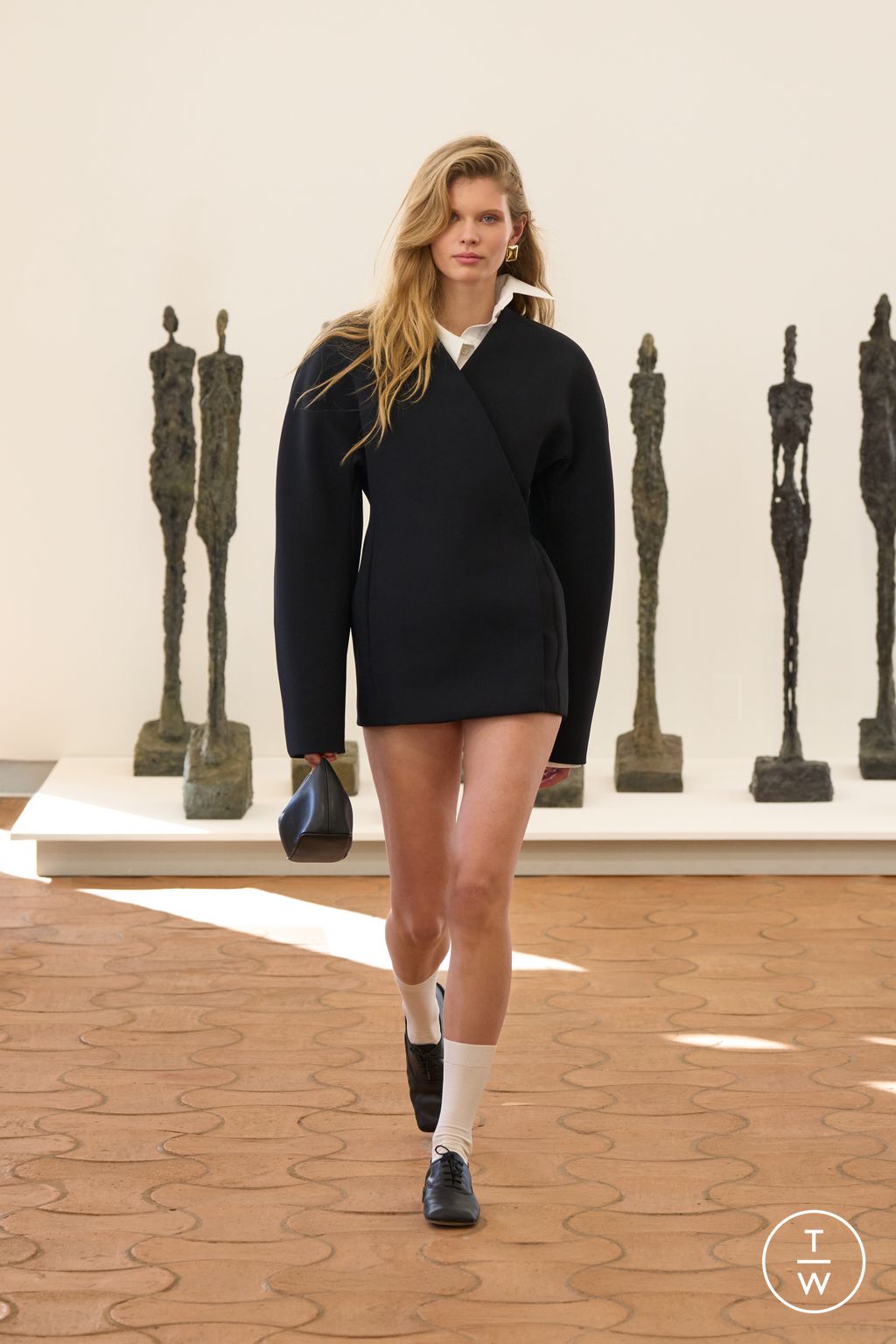 Fashion Week Paris Spring/Summer 2024 look 5 from the Jacquemus collection womenswear