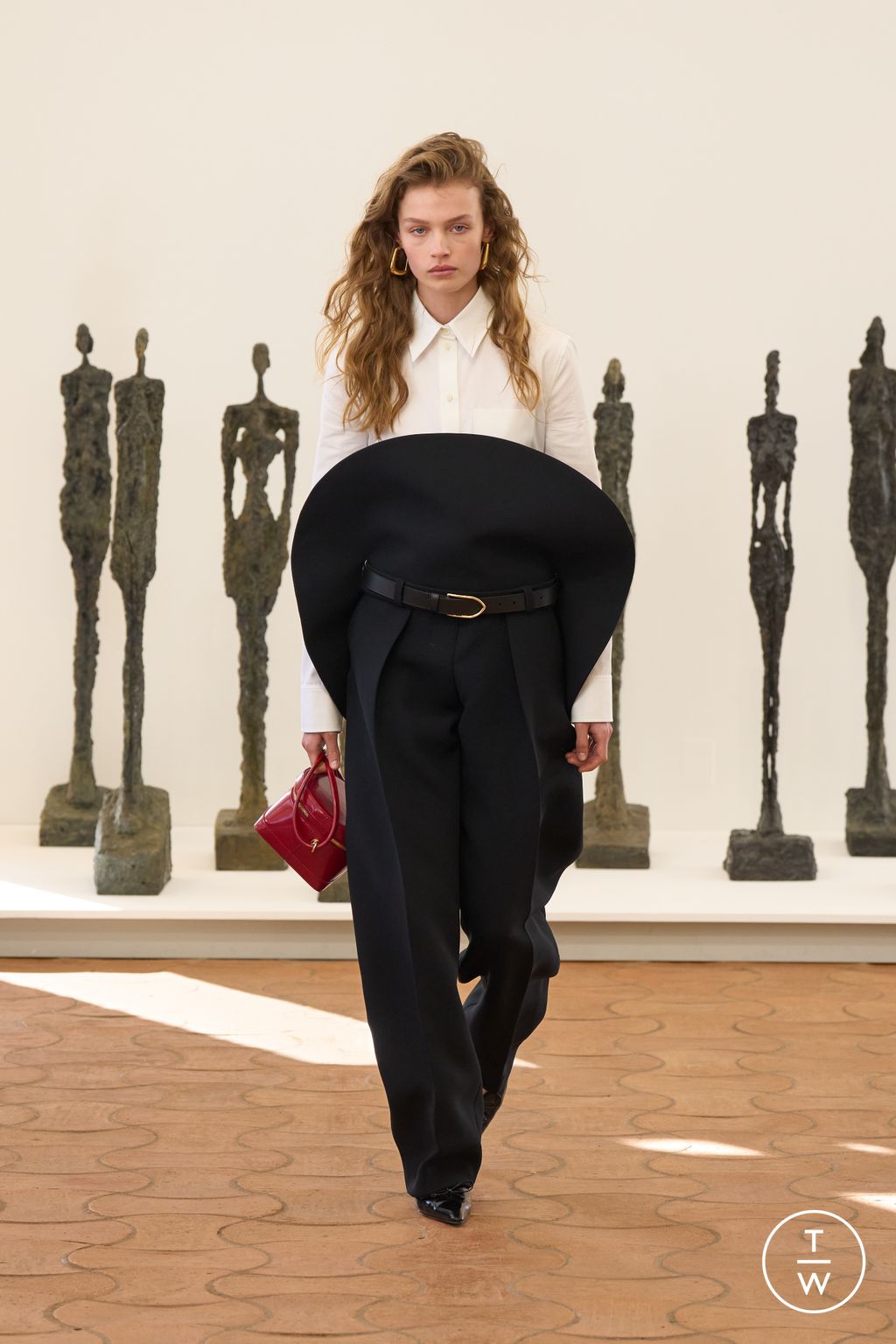 Fashion Week Paris Spring/Summer 2024 look 8 from the Jacquemus collection womenswear