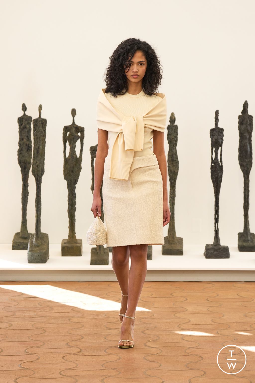 Fashion Week Paris Spring/Summer 2024 look 10 from the Jacquemus collection womenswear