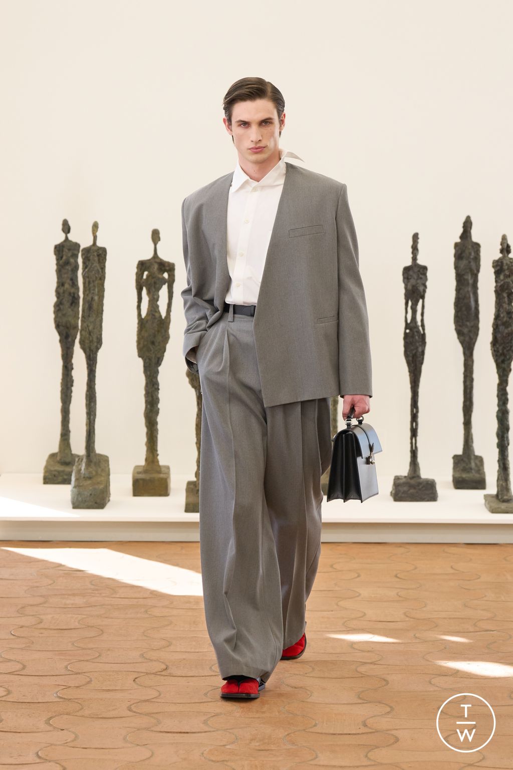 Fashion Week Paris Spring/Summer 2024 look 19 de la collection Jacquemus womenswear