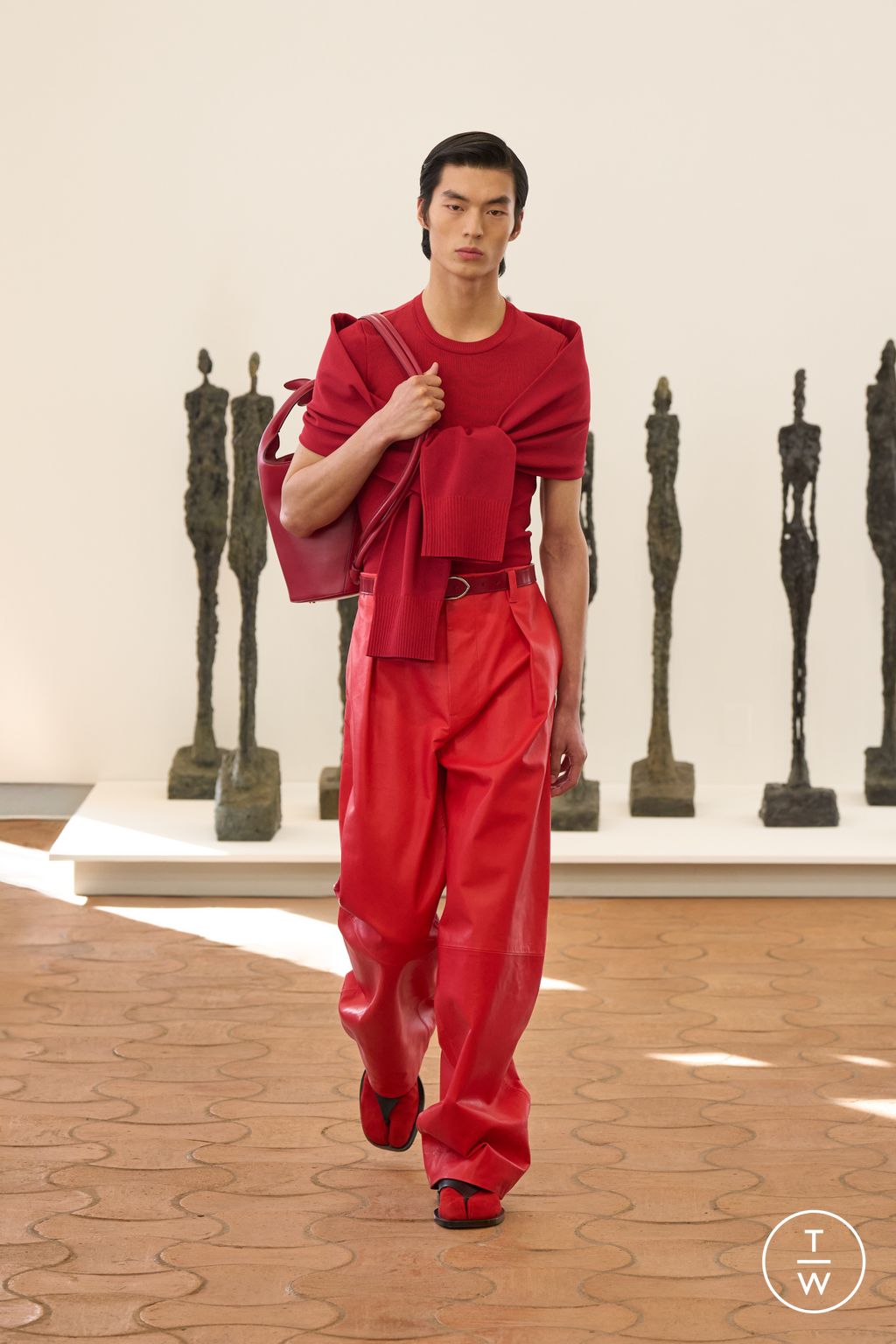 Fashion Week Paris Spring/Summer 2024 look 21 from the Jacquemus collection womenswear
