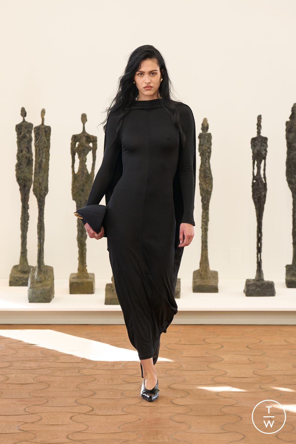 Fashion Week Paris Spring/Summer 2024 look 24 from the Jacquemus collection womenswear