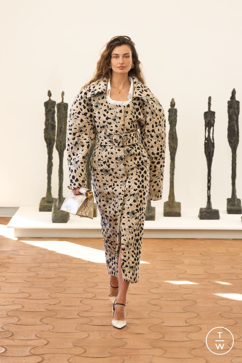 Fashion Week Paris Spring/Summer 2024 look 28 from the Jacquemus collection womenswear