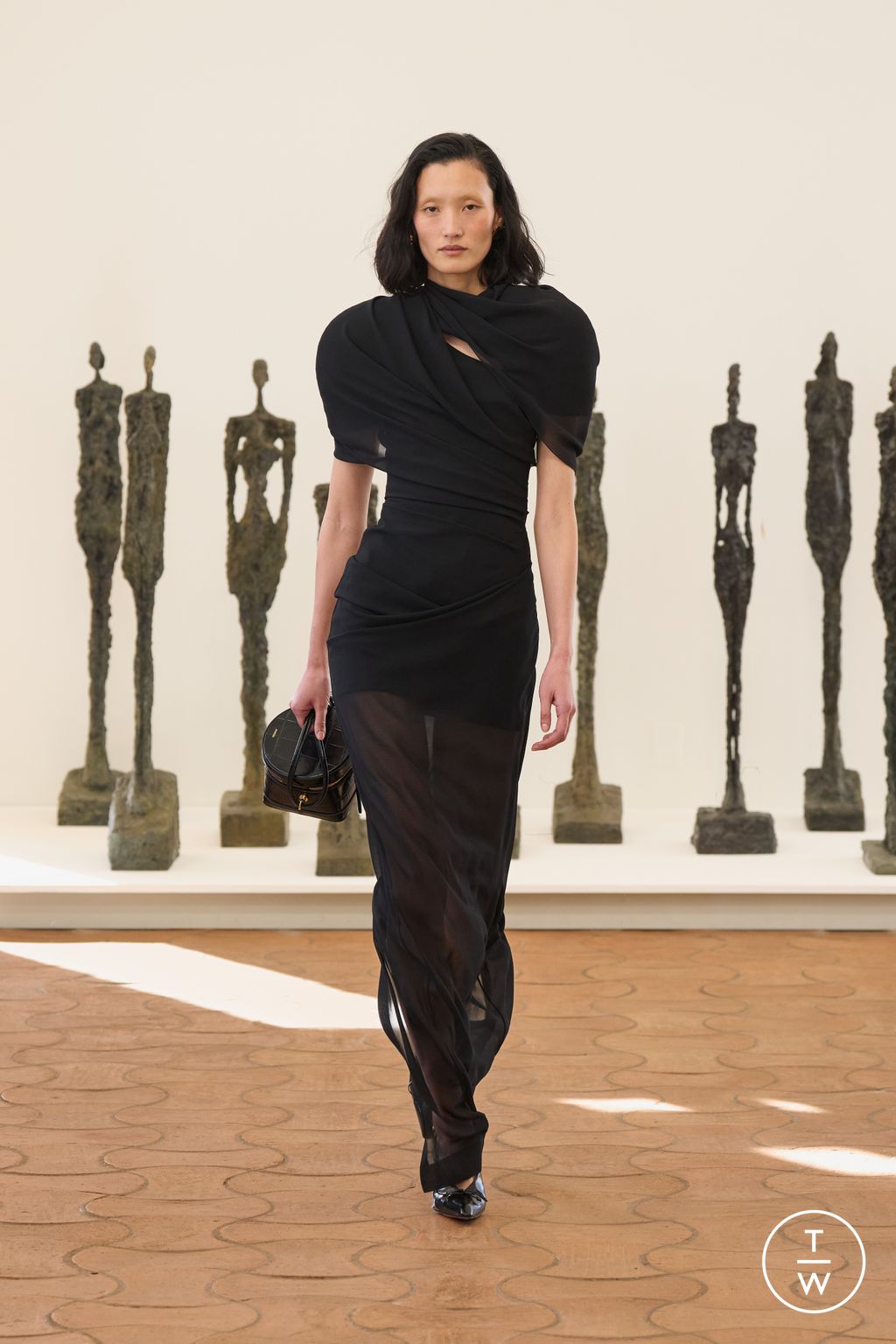 Fashion Week Paris Spring/Summer 2024 look 29 from the Jacquemus collection womenswear