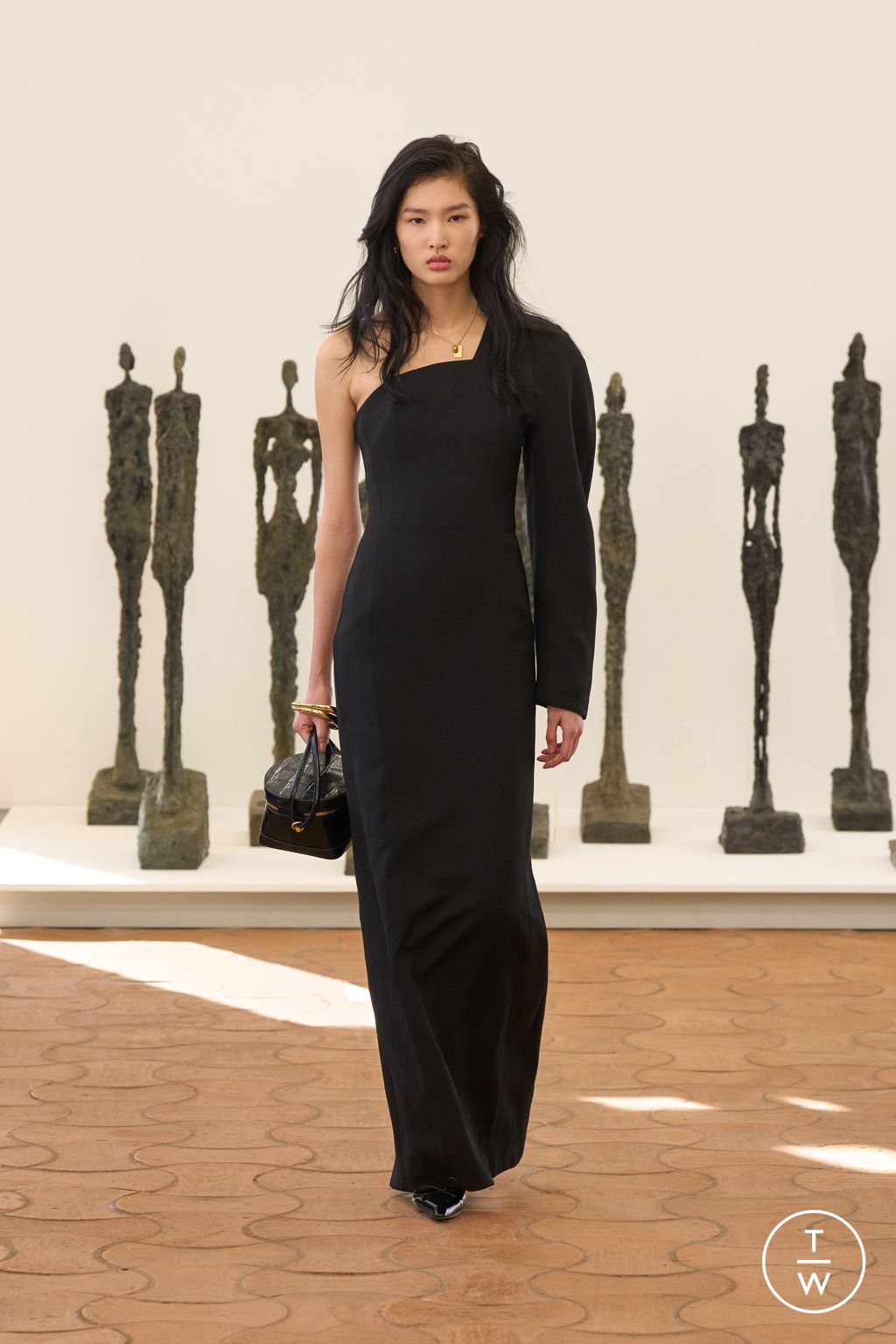 Fashion Week Paris Spring/Summer 2024 look 32 from the Jacquemus collection womenswear