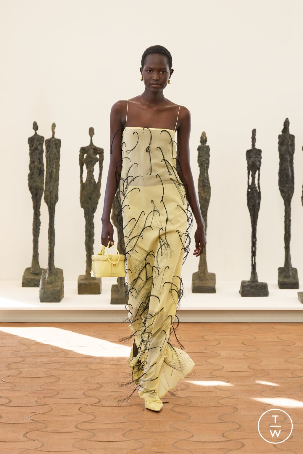 Fashion Week Paris Spring/Summer 2024 look 41 from the Jacquemus collection womenswear