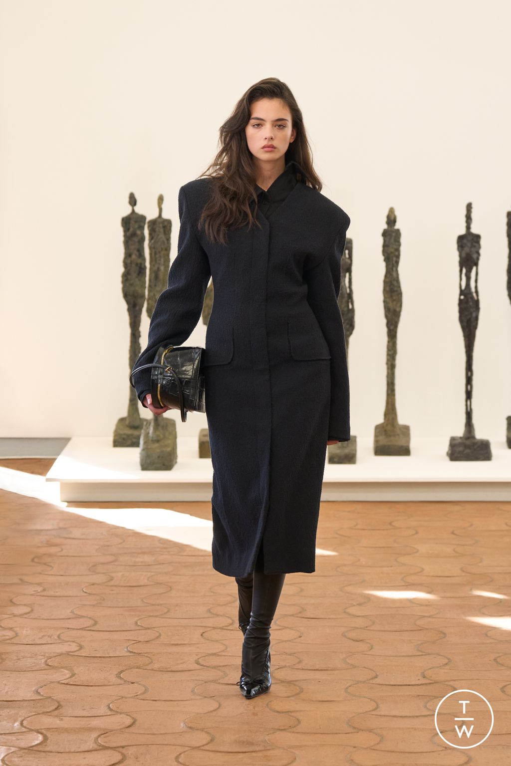 Fashion Week Paris Spring/Summer 2024 look 42 from the Jacquemus collection womenswear
