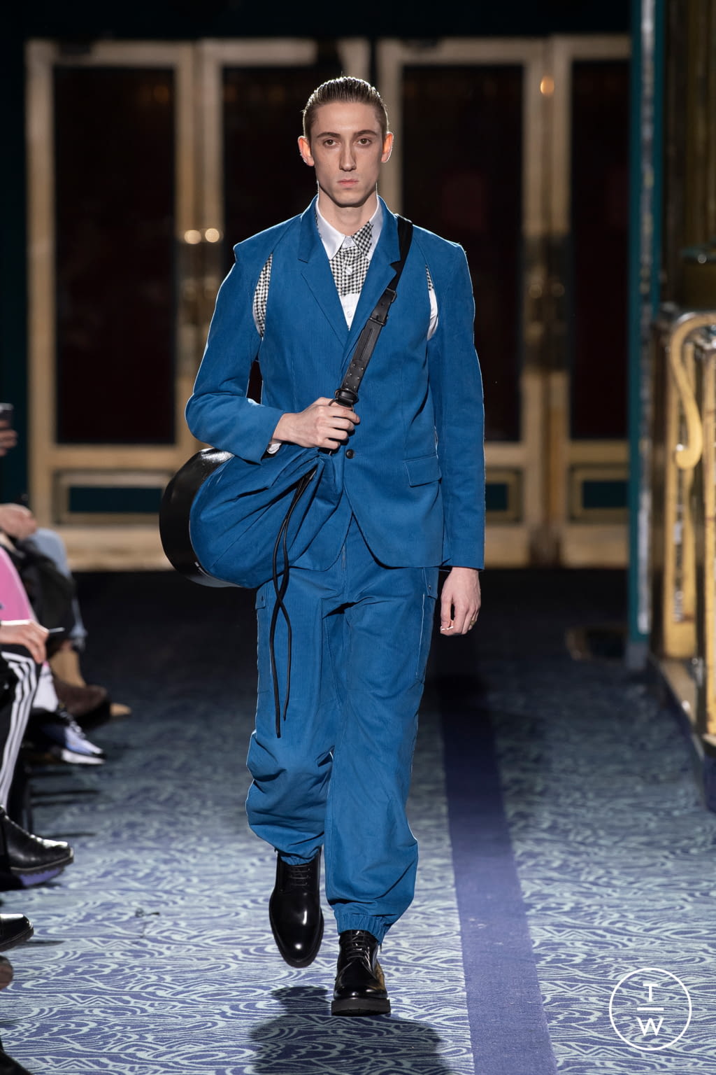 Fashion Week Paris Fall/Winter 2020 look 19 from the Louis Gabriel Nouchi collection 男装