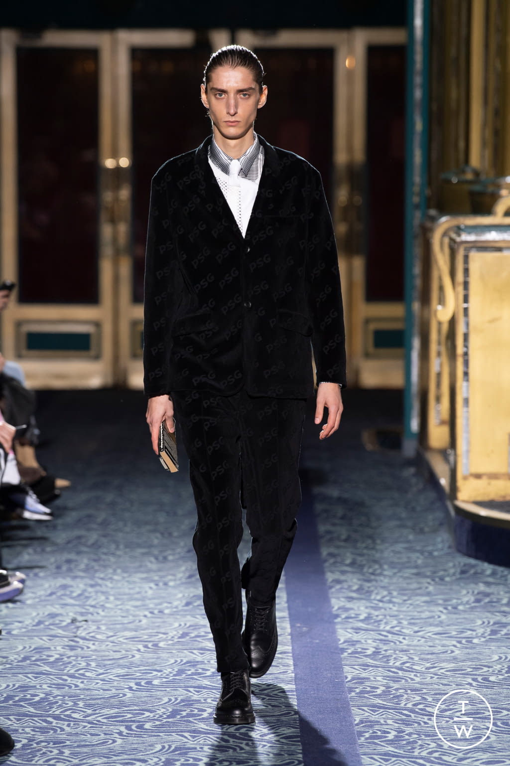 Fashion Week Paris Fall/Winter 2020 look 23 from the Louis Gabriel Nouchi collection 男装