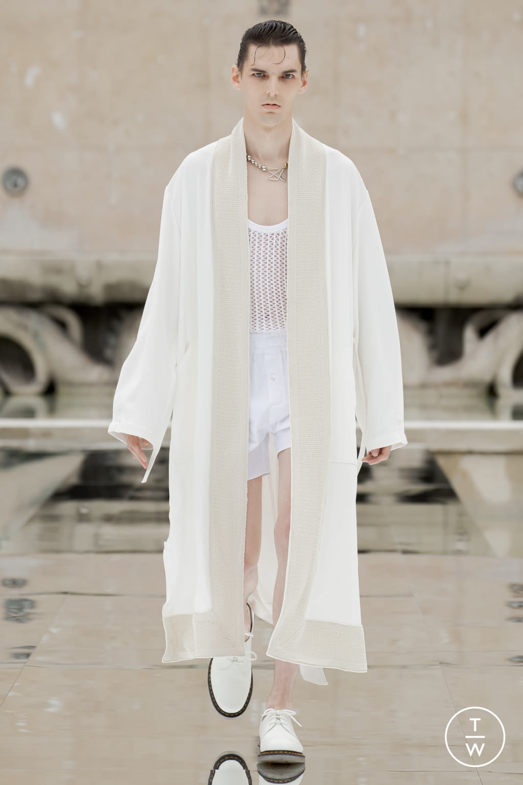 Fashion Week Paris Spring/Summer 2022 look 1 from the Louis Gabriel Nouchi collection 男装